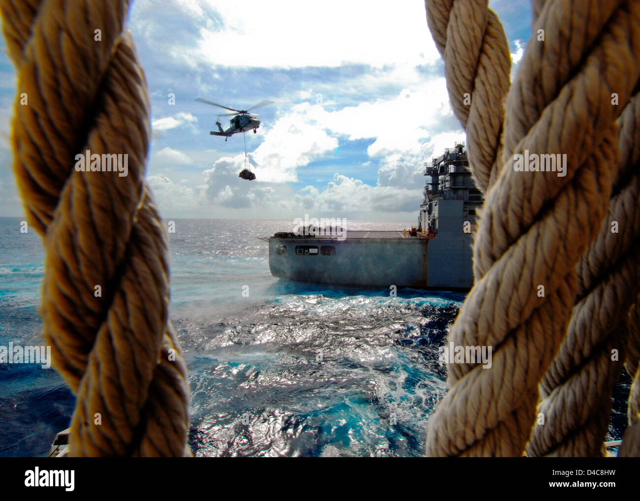 Un hélicoptère MH-60S Knighthawk effectue un réapprovisionnement vertical (VERTREP) avec un navire de cargaison sèche/munitions USNS Richard E. Byrd (T-AKE 4) Banque D'Images