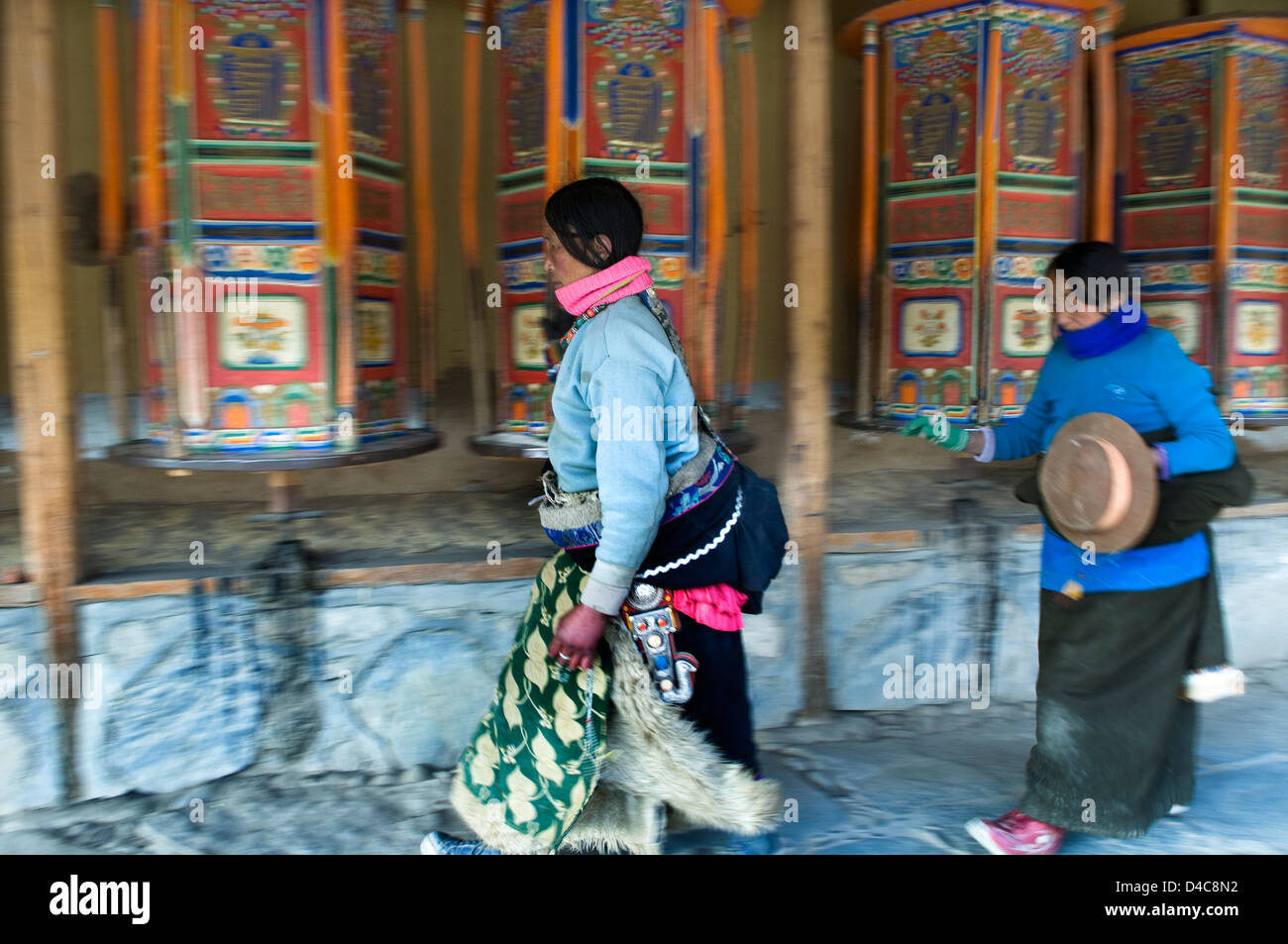 Pèlerins tibétains marcher autour de la Kora au cours du monastère Labrang Losar festival. ( Nouvel an tibétain) Banque D'Images