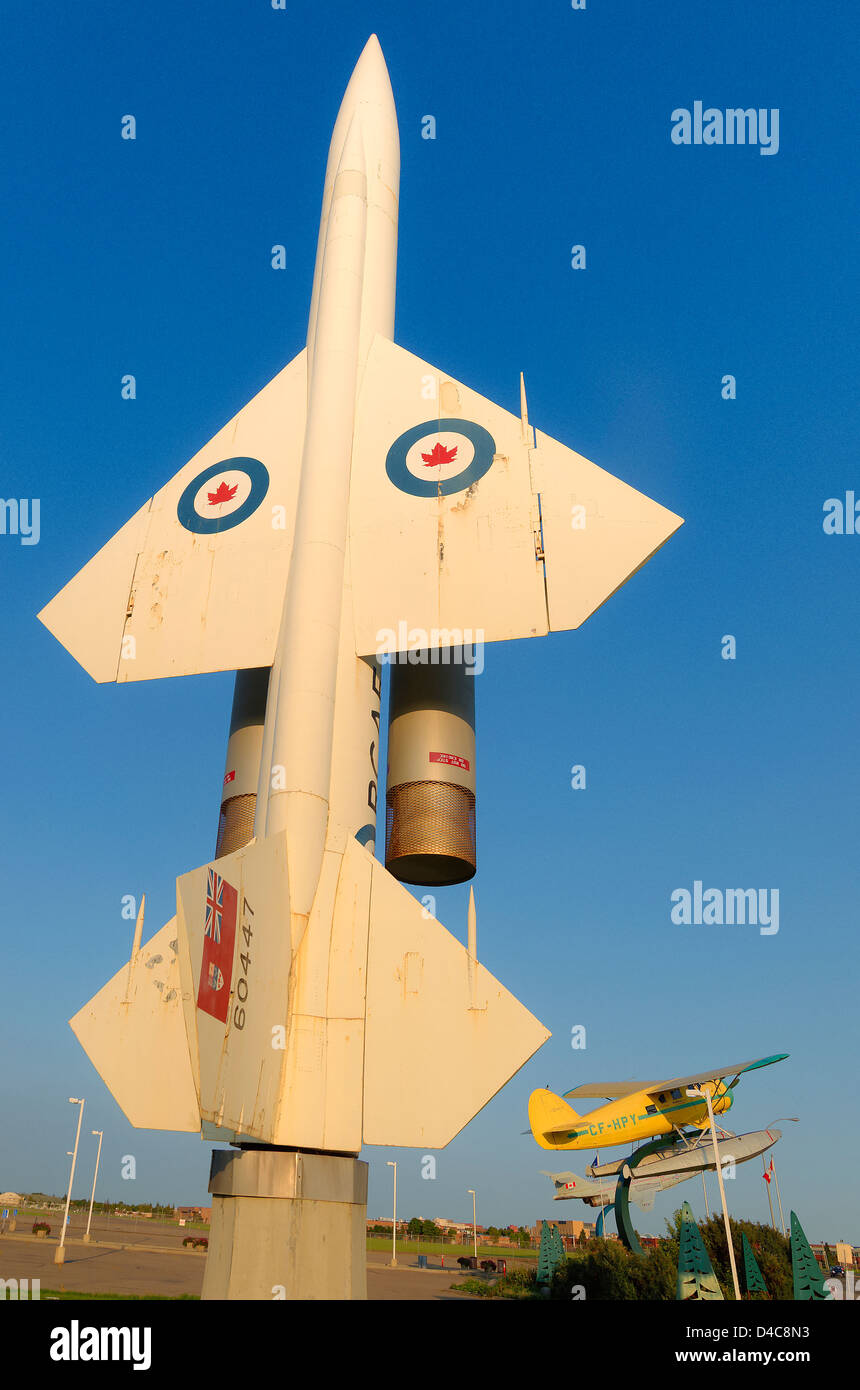 Jet et d'hydravion à l'extérieur du Musée de l'aviation de l'Alberta, Edmonton, Alberta, Canada Banque D'Images