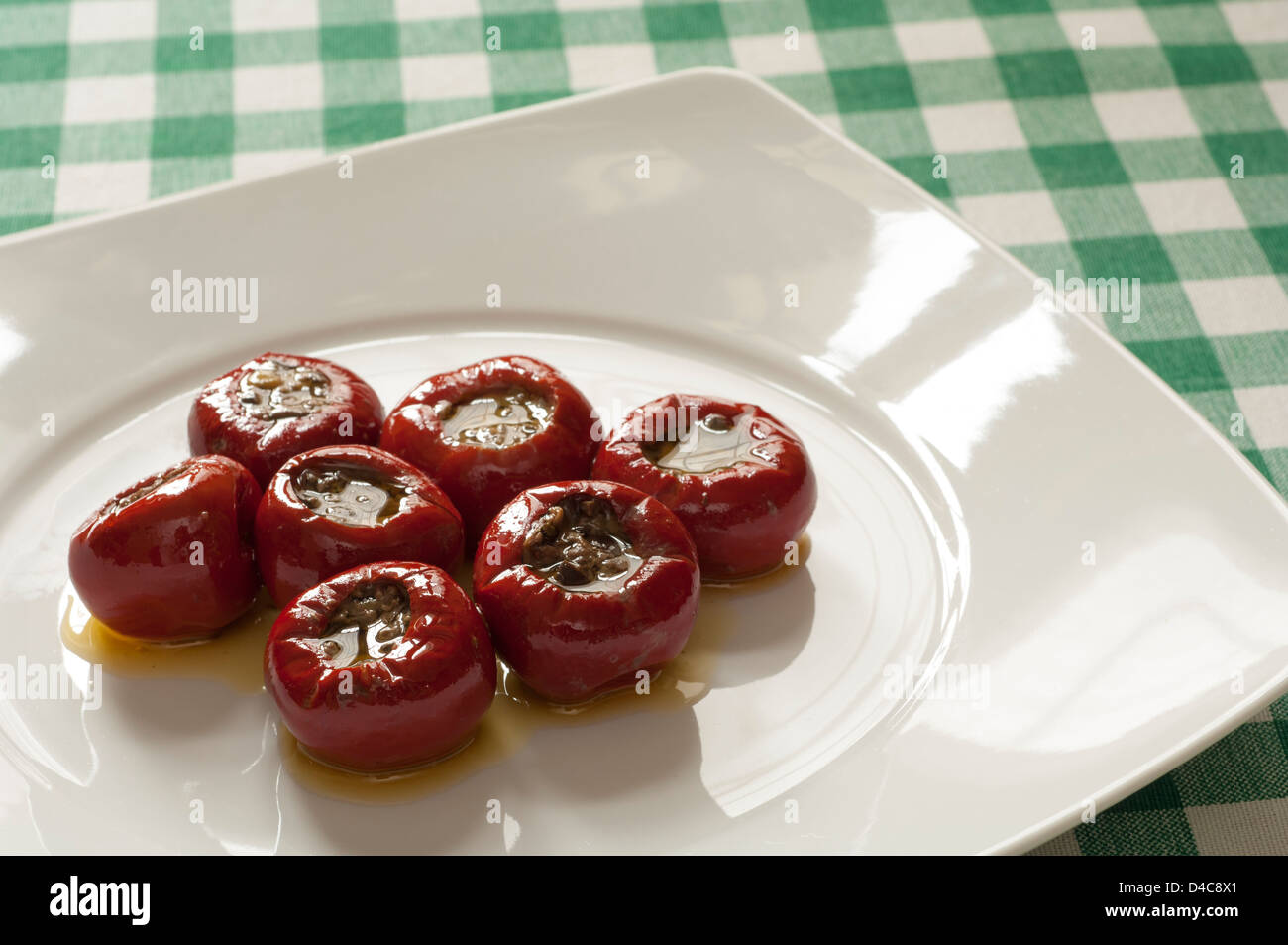 Vue rapprochée de farci italien typique red hot peppers, rempli avec des anchois et câpres Banque D'Images