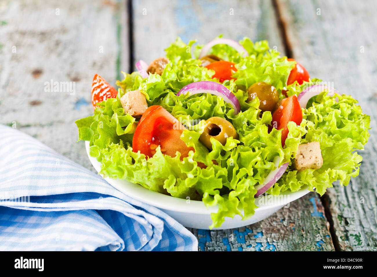 Salade de légumes délicieux sur fond rustique Banque D'Images