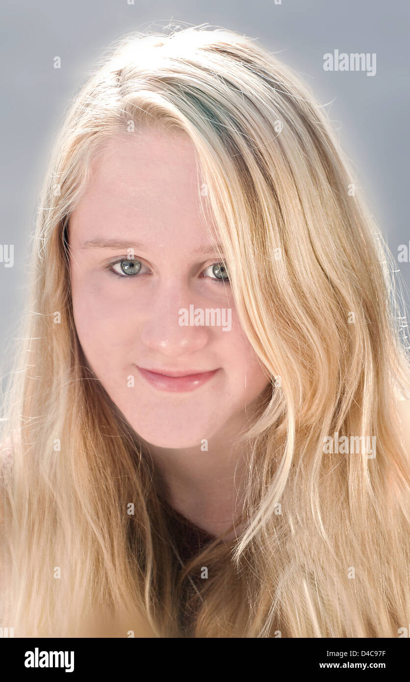 Une adolescente blanche européenne l'âge de 17 ans, tourné comme un portrait en couleur dans un studio. Banque D'Images