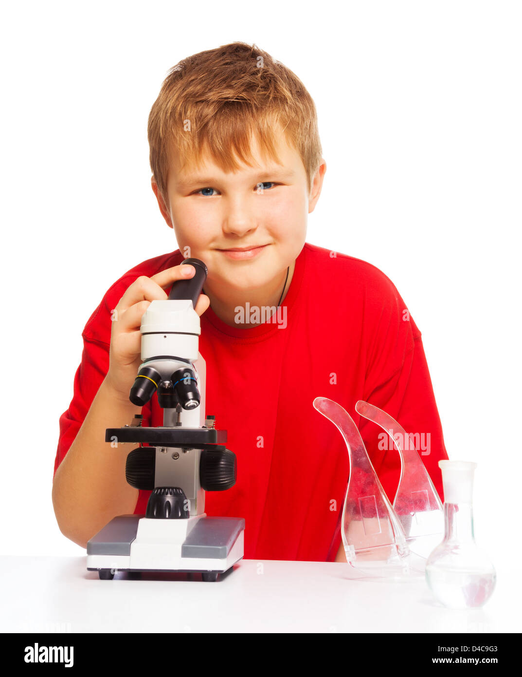 Happy Fat Woman avec les cheveux courts en chimie des tp avec microscope et tubes à essai sur la table, isolated on white Banque D'Images