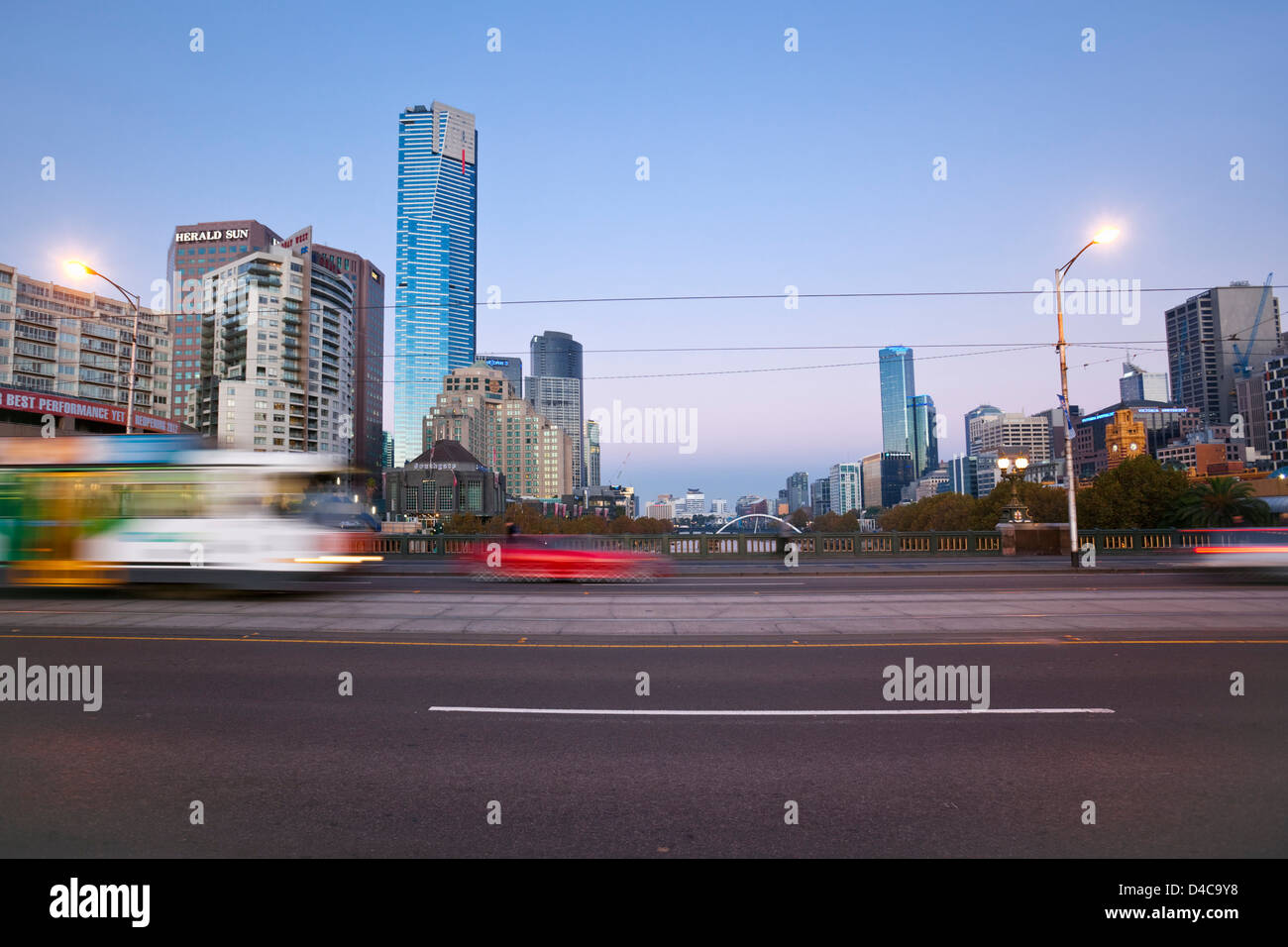 Le Tram traversant le pont Princes avec Eureka Tower et la ville en arrière-plan. Melbourne, Victoria, Australie Banque D'Images