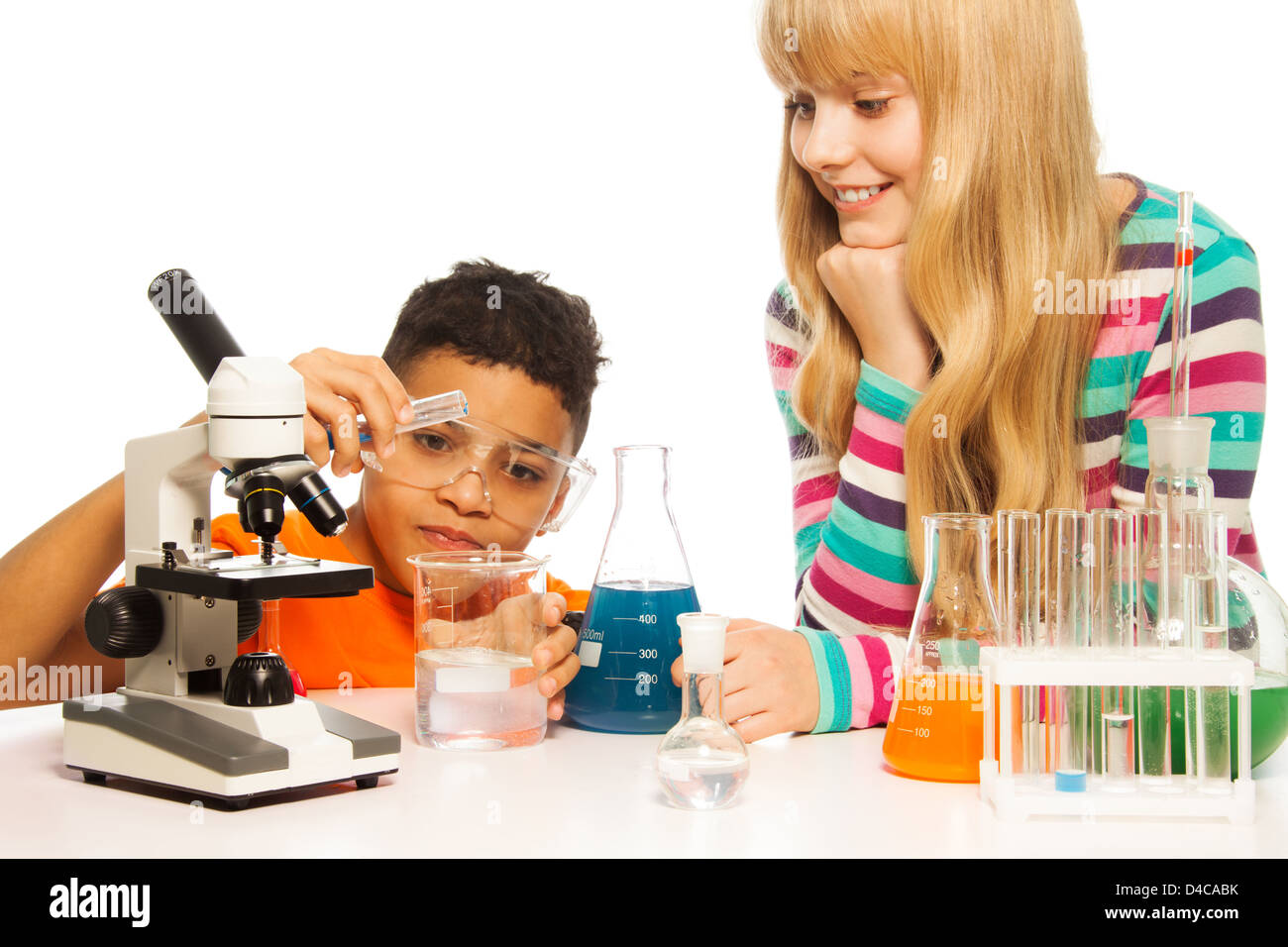 L'équipe diversité black teen boy et blond Caucasian girl dans le laboratoire d'école Banque D'Images