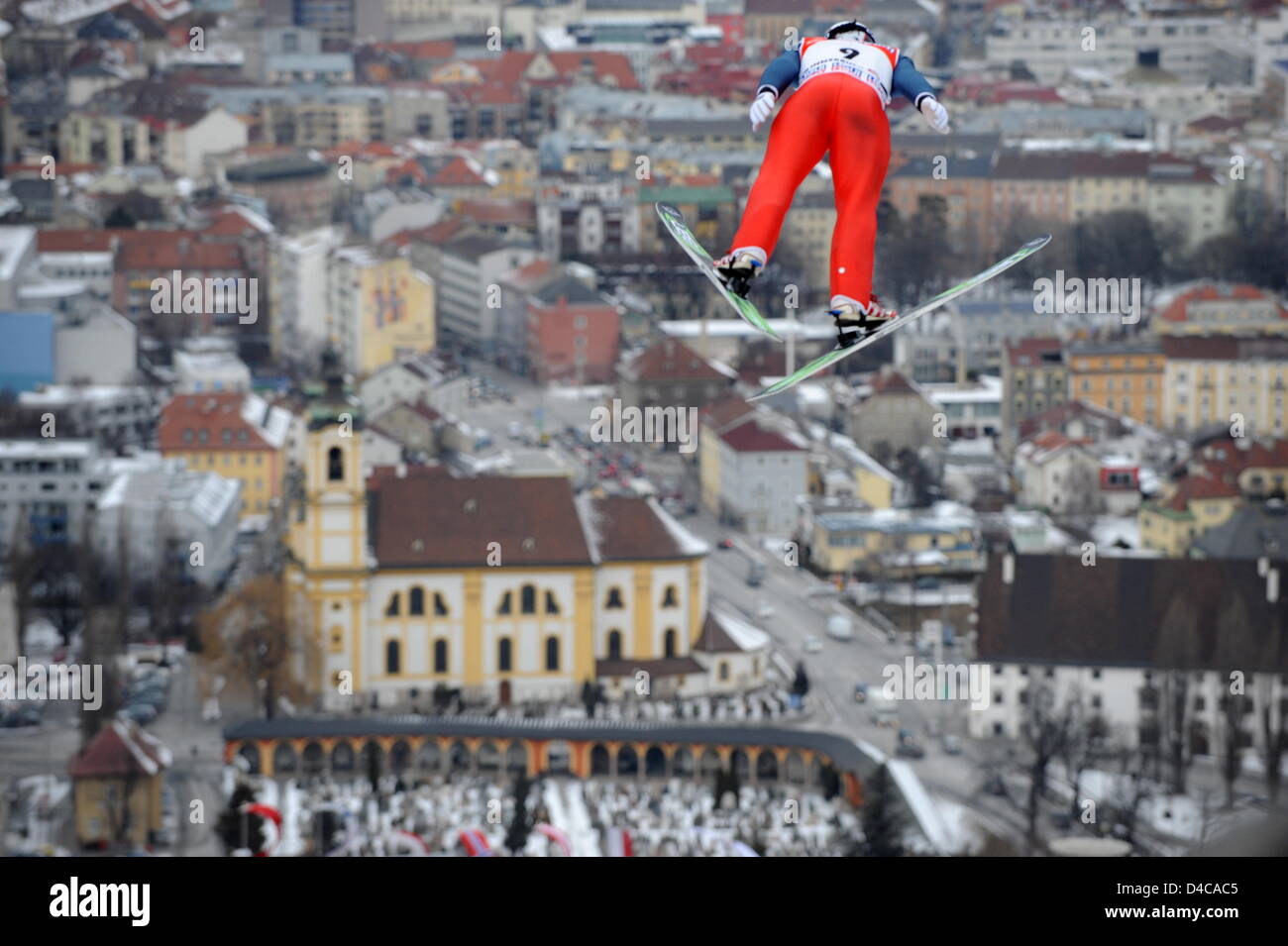 Yong-Jik coréen Choi est vue plein ciel sur fond de Wilten basilique au cours des du 56e tournoi de quatre collines saut à ski hill 'Bergiselschanze' à Innsbruck, Autriche, 03 janvier 2008. L'habitation admissible a été annulé à midi en raison de grands vents. Photo : PETER KNEFFEL Banque D'Images