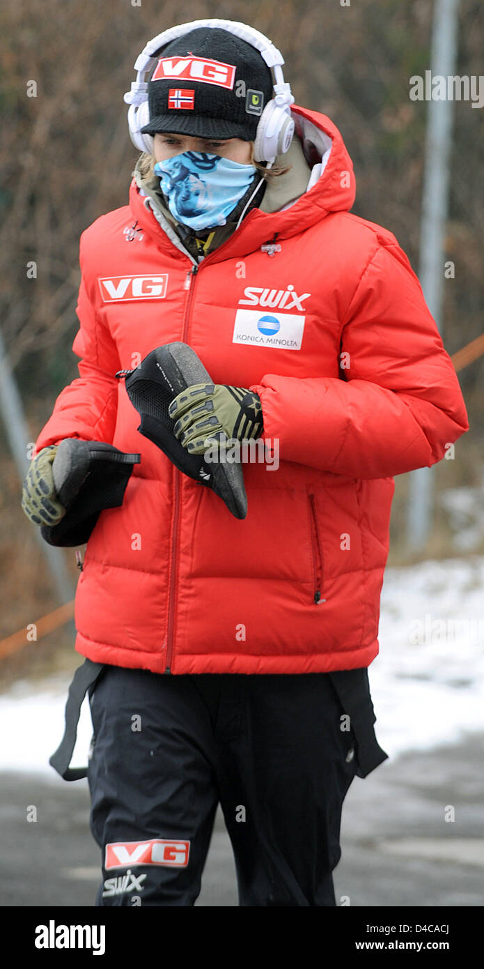 Ski norvégien Bjoern Einar Romoeren cavalier passe près le saut à ski hill 'Bergiselschanze' à Innsbruck, Autriche, 03 janvier 2008. Le 56e tournoi de quatre collines était admissible à midi annulé en raison de grands vents. Photo : MATTHIAS SCHRADER Banque D'Images