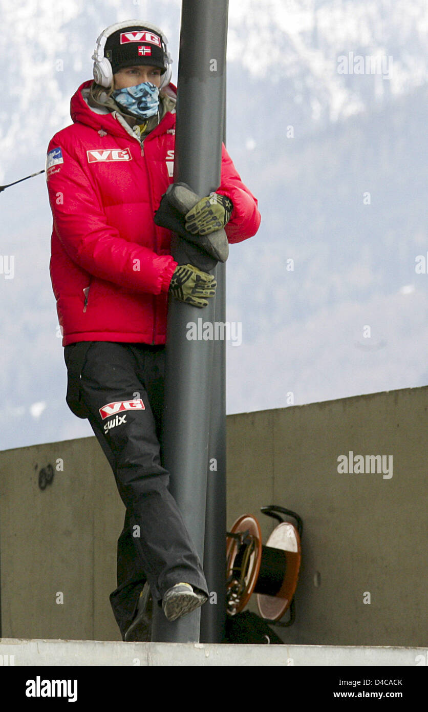 Ski norvégien Bjoern Einar Romoeren cavalier cherche protection du vent près de saut à ski hill 'Bergiselschanze' à Innsbruck, Autriche, 03 janvier 2008. Le 56e tournoi de quatre collines était admissible à midi annulé en raison de grands vents. Photo : MATTHIAS SCHRADER Banque D'Images