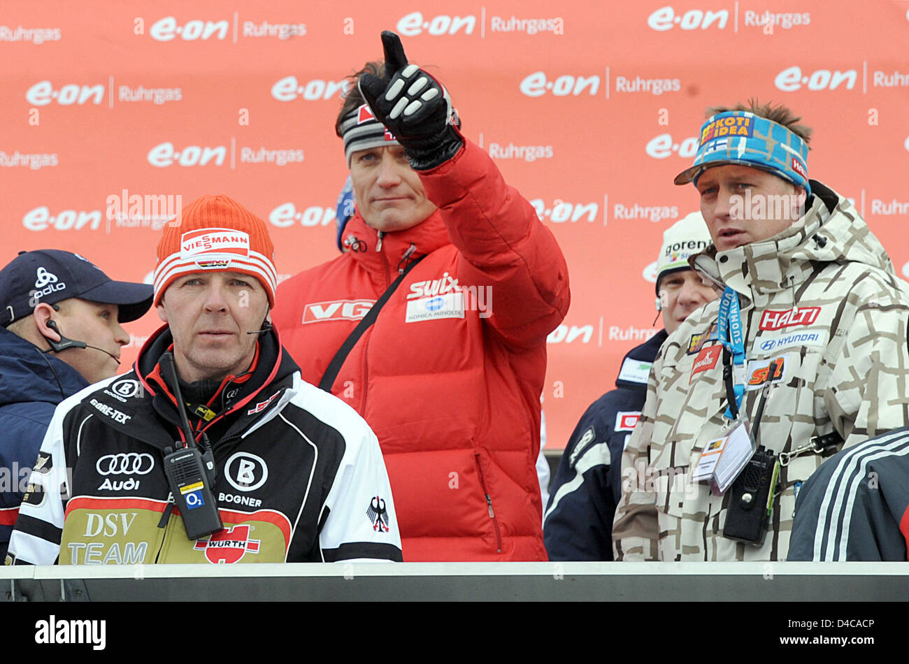 L'entraîneur de saut à ski allemand, Peter Rohwein (L), l'entraîneur norvégien, Mika Kojonkoski (R), et l'entraîneur finlandais Tomi Nikunen sont illustrés au cours de la pratique d'une session de la 56e tournoi quatre collines saut à ski hill 'Bergiselschanze' à Innsbruck, Autriche, 03 janvier 2008. L'habitation admissible a été annulé à midi en raison de grands vents. Photo : PETER KNEFFEL Banque D'Images
