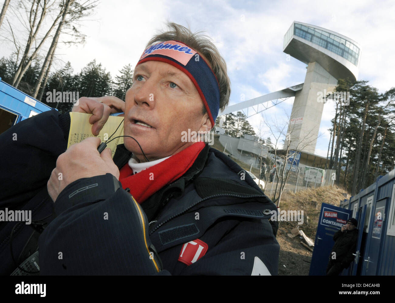 Walter Hofer, directeur de course de la Fédération Internationale de Ski 'IF' parle dans sa radio périphérique après l'annulation de la 56e tournoi quatre collines saut à ski hill 'Bergiselschanze' à Innsbruck, Autriche, 04 janvier 2008. C'est la première fois que la course a dû être annulée en raison de forts vents. Photo : PETER KNEFFEL Banque D'Images