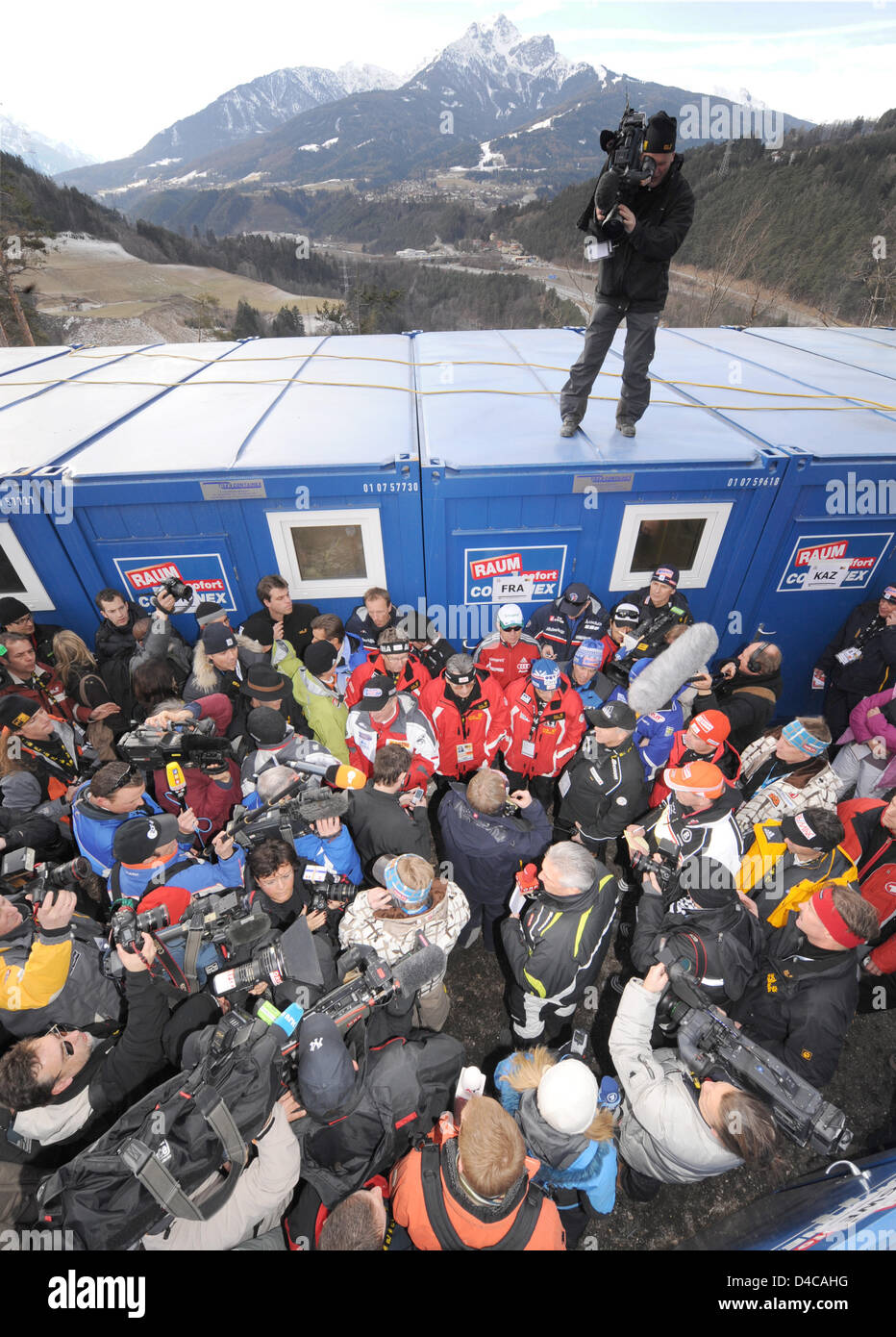 Walter Hofer (C, veste bleu foncé), la race-directeur de Fédération Internationale de Ski 'IF', s'entretient avec les entraîneurs étrangers après l'annulation de la 56e tournoi quatre collines saut à ski hill 'Bergiselschanze' à Innsbruck, Autriche, 04 janvier 2008. C'est la première fois que la course a dû être annulée en raison de forts vents. Photo : PETER KNEFFEL Banque D'Images