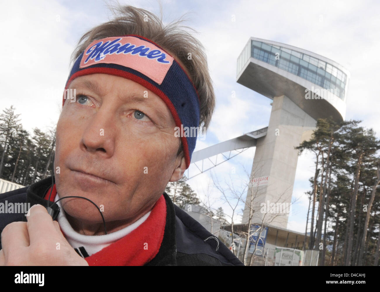 Walter Hofer, directeur de course de la Fédération Internationale de Ski 'IF' parle dans sa radio périphérique après l'annulation de la 56e tournoi quatre collines saut à ski hill 'Bergiselschanze' à Innsbruck, Autriche, 04 janvier 2008. C'est la première fois cette année que la course a dû être annulée en raison de forts vents. Photo : PETER KNEFFEL Banque D'Images