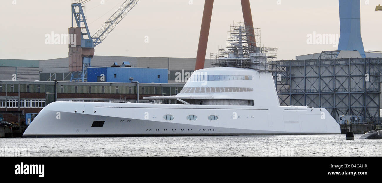 A 116 mètres de long se trouve megayacht remorqué aux chantier naval HDW à Kiel, Allemagne, 04 janvier 2008. Pointant sur l'habituelle discrétion, un spokespoerson de ThyssenKrupp Marine Systems n'a pas voulu commenter les détails. Photo : CHRISTIAN HAGER Banque D'Images