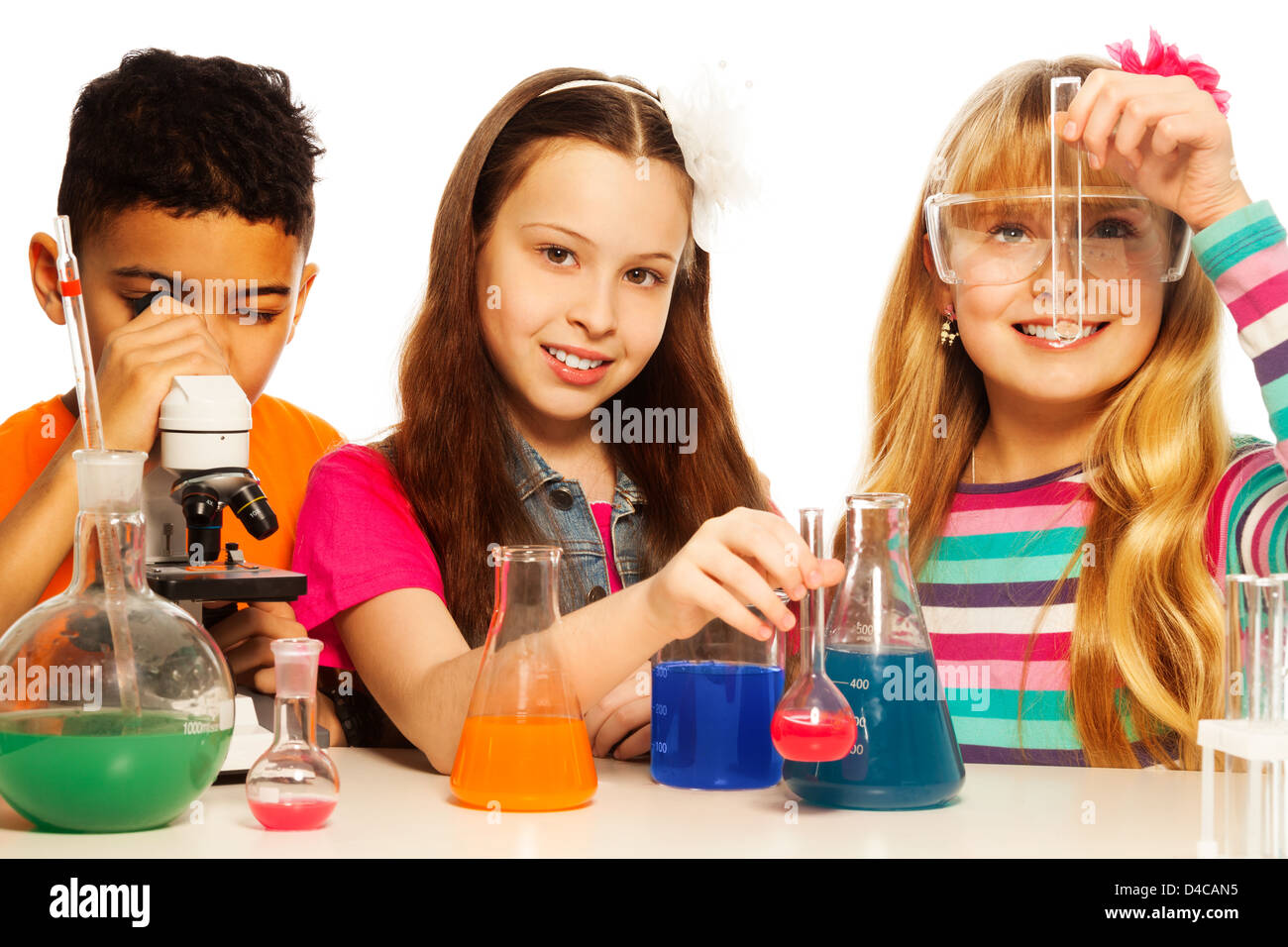 Trois enfants sur leçon de chimie Banque D'Images