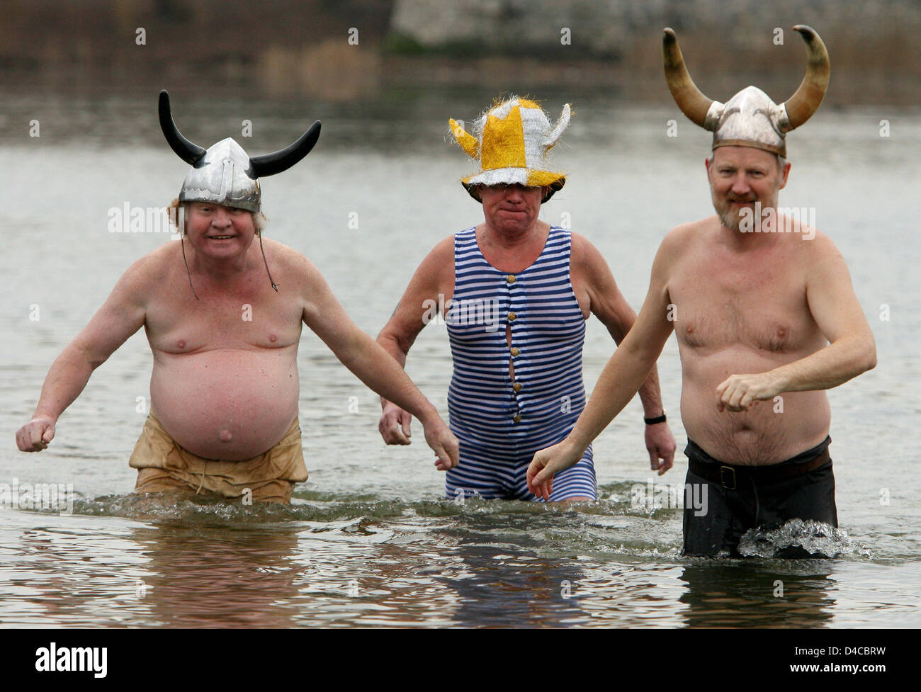 Les membres du club de natation d'hiver 'Det colde Gys' de Copenhague sont sur la photo après le bain dans le lac Oranken à Berlin, Allemagne, 12 janvier 2008. "Berliner Seehunde' la natation hivernale club clubs invités de l'Allemagne et le Danemark pour la 24e conférence annuelle de la natation hivernale à Berlin. Photo : TIM BRAKEMEIER Banque D'Images