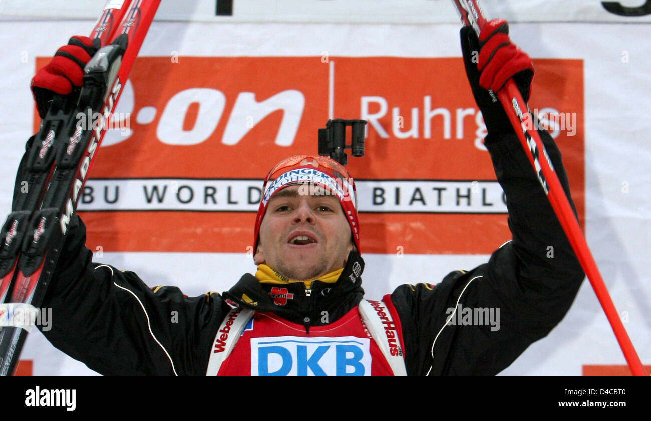 Le biathlète Allemand Michael Greis célèbre lors de la cérémonie de remise des prix du 10km sprint hommes de la coupe du monde de biathlon à Ruhpolding, Allemagne, 12 janvier 2008. Greis a gagné. Photo : Tobias HASE Banque D'Images