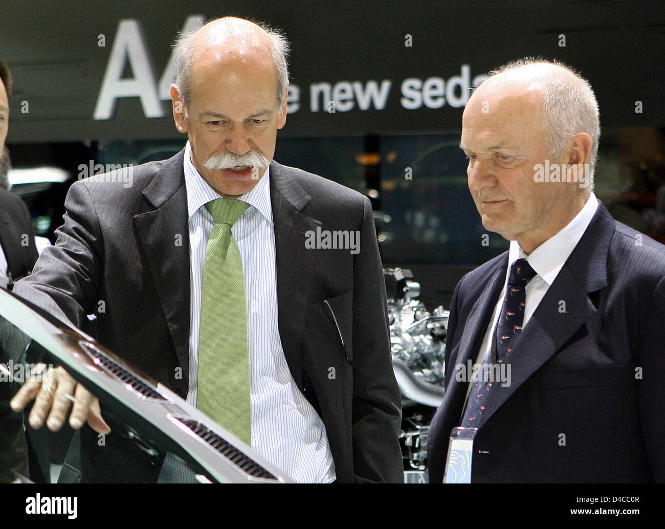 Dieter Zetsche (L), PDG de Mercedes, et Ferdinand Piëch (R) chat lors de votre visite sur le stand Audi lors de la deuxième journée de la presse de la North American International Auto Show (NAIAS) au Cobo Center de Detroit, Michigan, USA, 13 janvier 2008. Photo : Bernd Weissbrod Banque D'Images