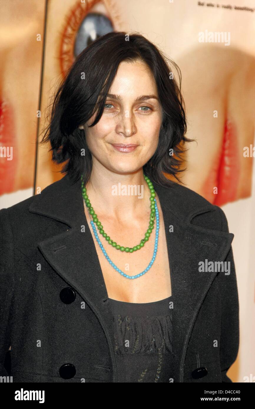 L'actrice canadienne Carrie-Anne Moss arrive pour la première de 'l'entreprise d'être né" au Fine Arts Theatre à Beverly Hills, Los Angeles, CA, USA, 14 janvier 2008. Photo : Hubert Boesl Banque D'Images