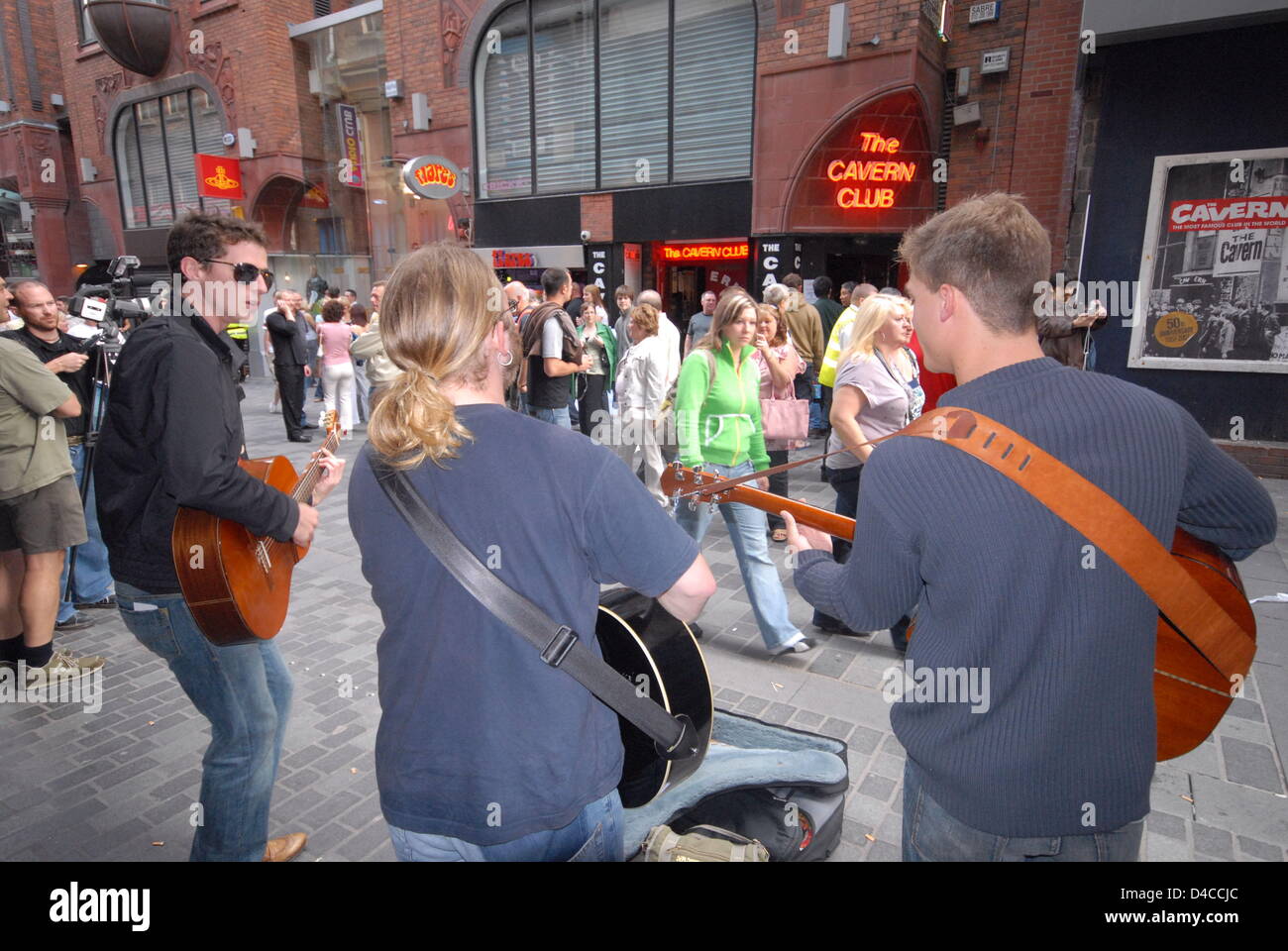 (Afp) le fichier photo datée d'août 2007 montre trois troubadours d'effectuer en face du célèbre Cavern Club de Liverpool, Royaume-Uni. Liverpool, figurant sur la liste du patrimoine mondial de l'Unesco depuis 2004, est la capitale européenne de la Culture 2008. Photo : Guenter Schenk Banque D'Images