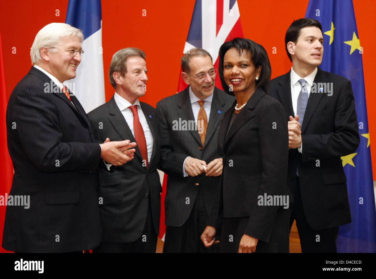 Le ministre allemand des affaires étrangères, Frank-Walter Steinmeier (L), ses homologues, Condoleezza Rice (US), Bernard Kouchner (2-L, France), David Miliband (R, UK) et l'Envoyé spécial des affaires étrangères de l'UE Javier Solana (C) chat en avant du soi-disant groupe de six salles de réunions du ministère des Affaires étrangères à Berlin, Allemagne, 22 janvier 2008. Les Ministres des affaires étrangères des cinq membres permanents du Conseil de sécurité de l'ONU (Chin Banque D'Images