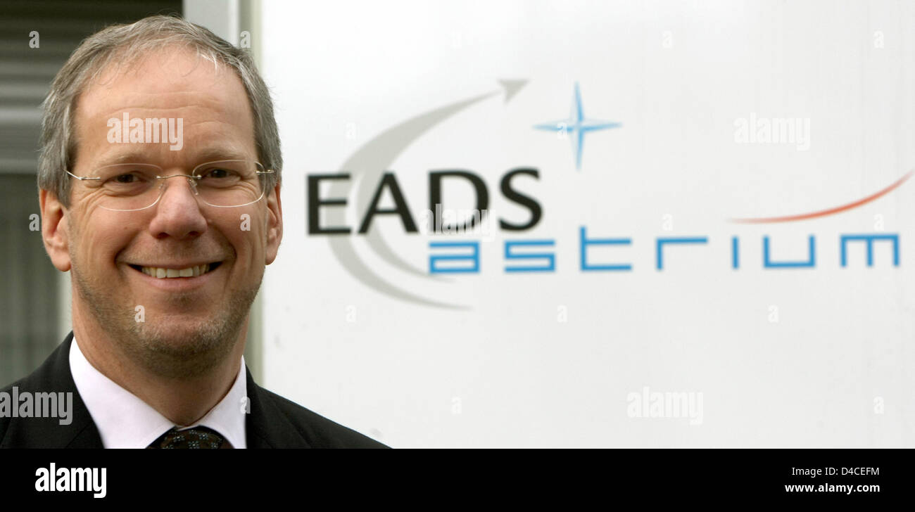 Evert Dudok, CEO d'Astrium Satellites, est photographié devant le logo d'EADS (European Aeronautic Defence and Space Company) Astrium à Freidrichshafen, Allemagne, 18 janvier 2008. Photo : Patrick Seeger Banque D'Images