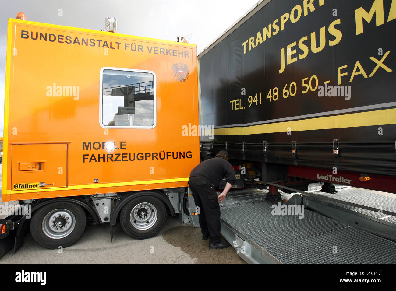 Un camion est vérifiée pour carences par des agents de l'Office fédéral  allemand pour le transport de marchandises et le Bureau fédéral autrichien  pour le transport au cours d'un contrôle du trafic