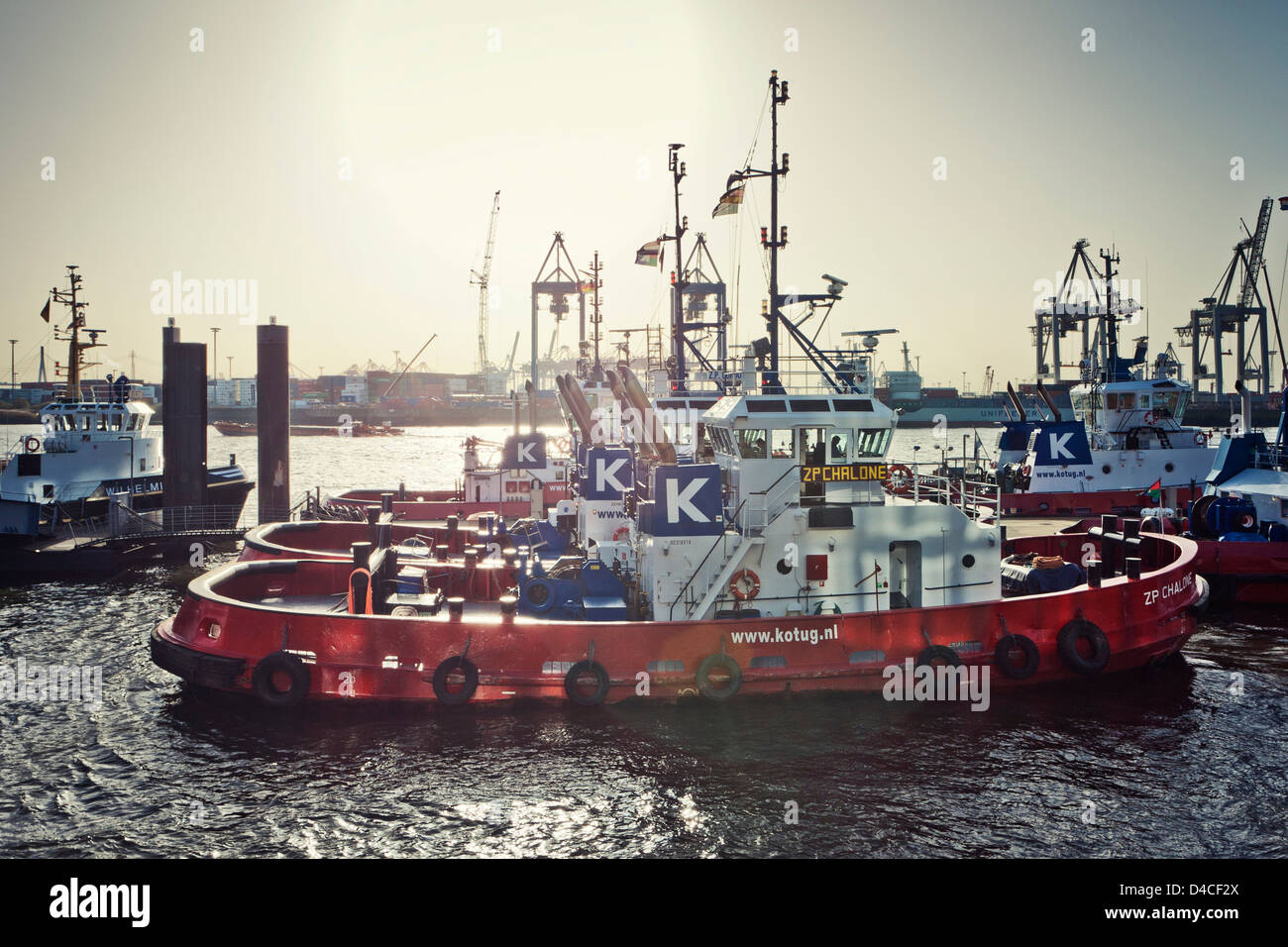 Les remorqueurs dans le port, Neumuehlen, Hambourg, Allemagne, Europe Banque D'Images