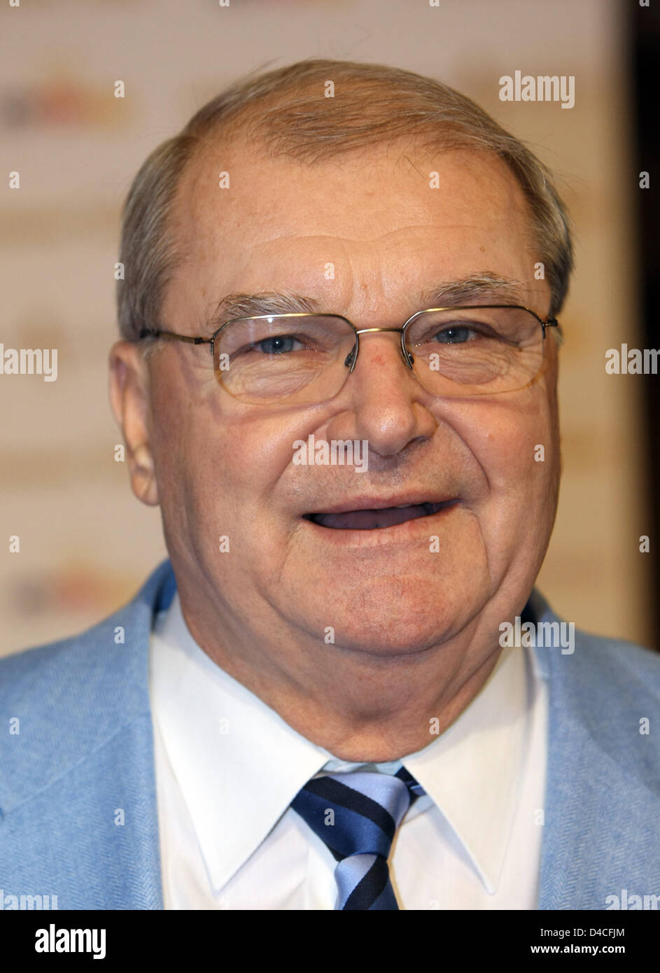 Horst Klemmer, organisor du 'Miss France 2008' contest pose avec une  ceinture à Europa-Park à Rust, Allemagne, 28 janvier 2008. "Miss Allemagne  2008' concours aura lieu le 2 février 2008 à Rust,