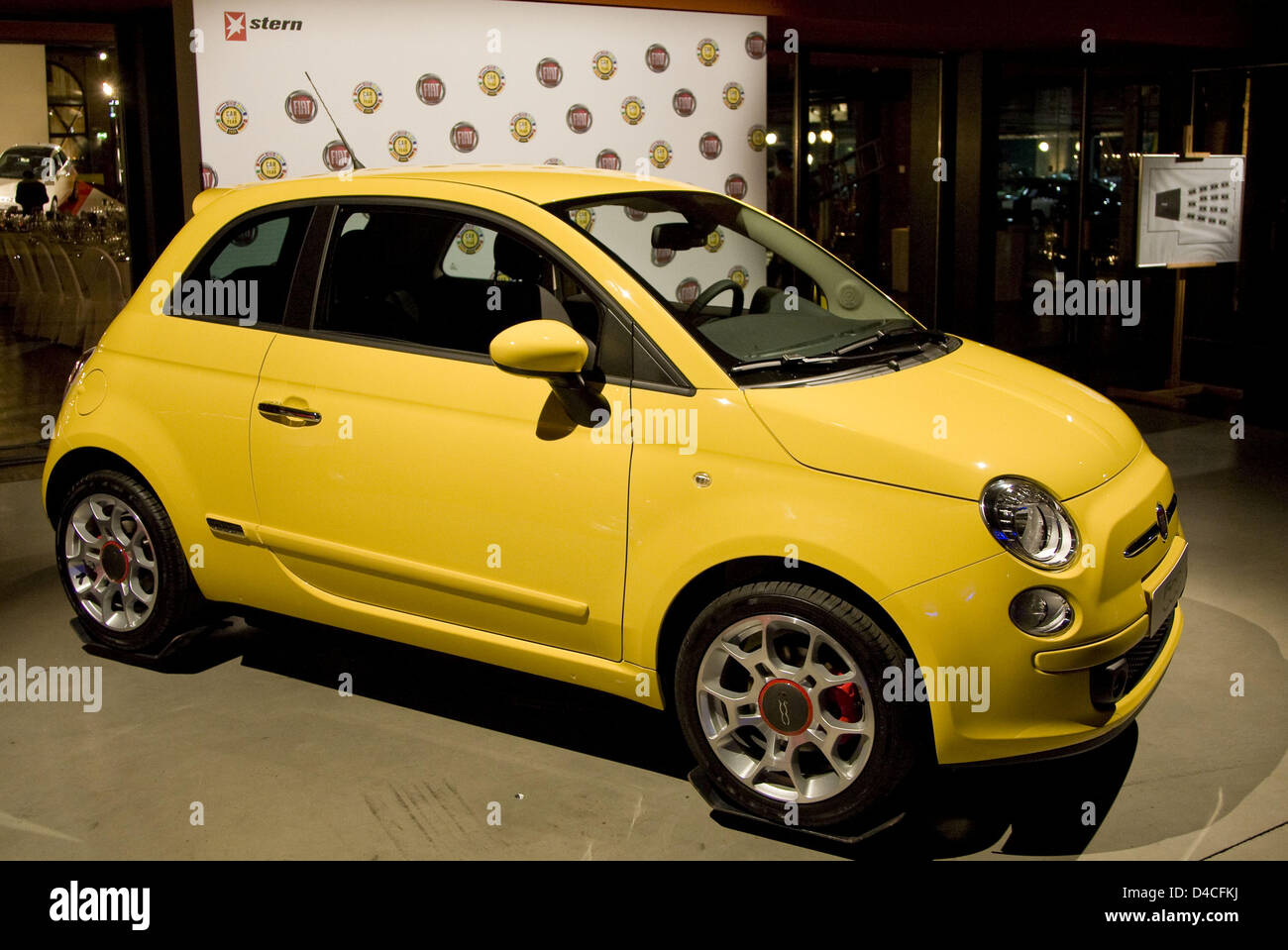 Smallcar italien Fiat Nuova 500 est nommé "voiture de l'année 2008' à Berlin, Allemagne, 28 janvier 2008. Depuis 1964, 58 journalistes de premier plan dans toute l'Europe chaque année voter pour leur 'Voiture de l'année', le prix le plus important du secteur. Photo : Grimm par les pairs Banque D'Images