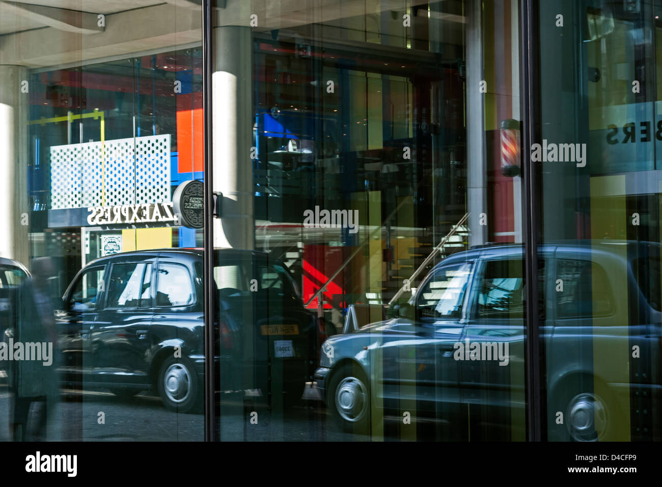 Des taxis stationnés de réflexions et des locaux Banque D'Images