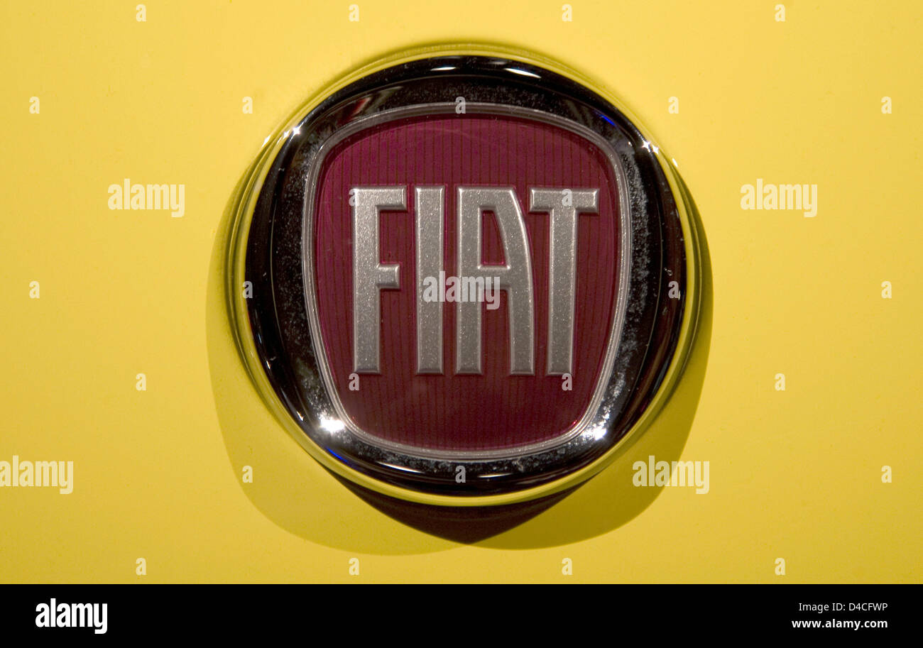 Le logo de Fiat en photo lorsque l'entreprise Nuova smallcar 500 est nommé "voiture de l'année 2008' à Berlin, Allemagne, 28 janvier 2008. Depuis 1964, 58 journalistes de premier plan dans toute l'Europe chaque année voter pour leur 'Voiture de l'année', le prix le plus important du secteur. Photo : Grimm par les pairs Banque D'Images