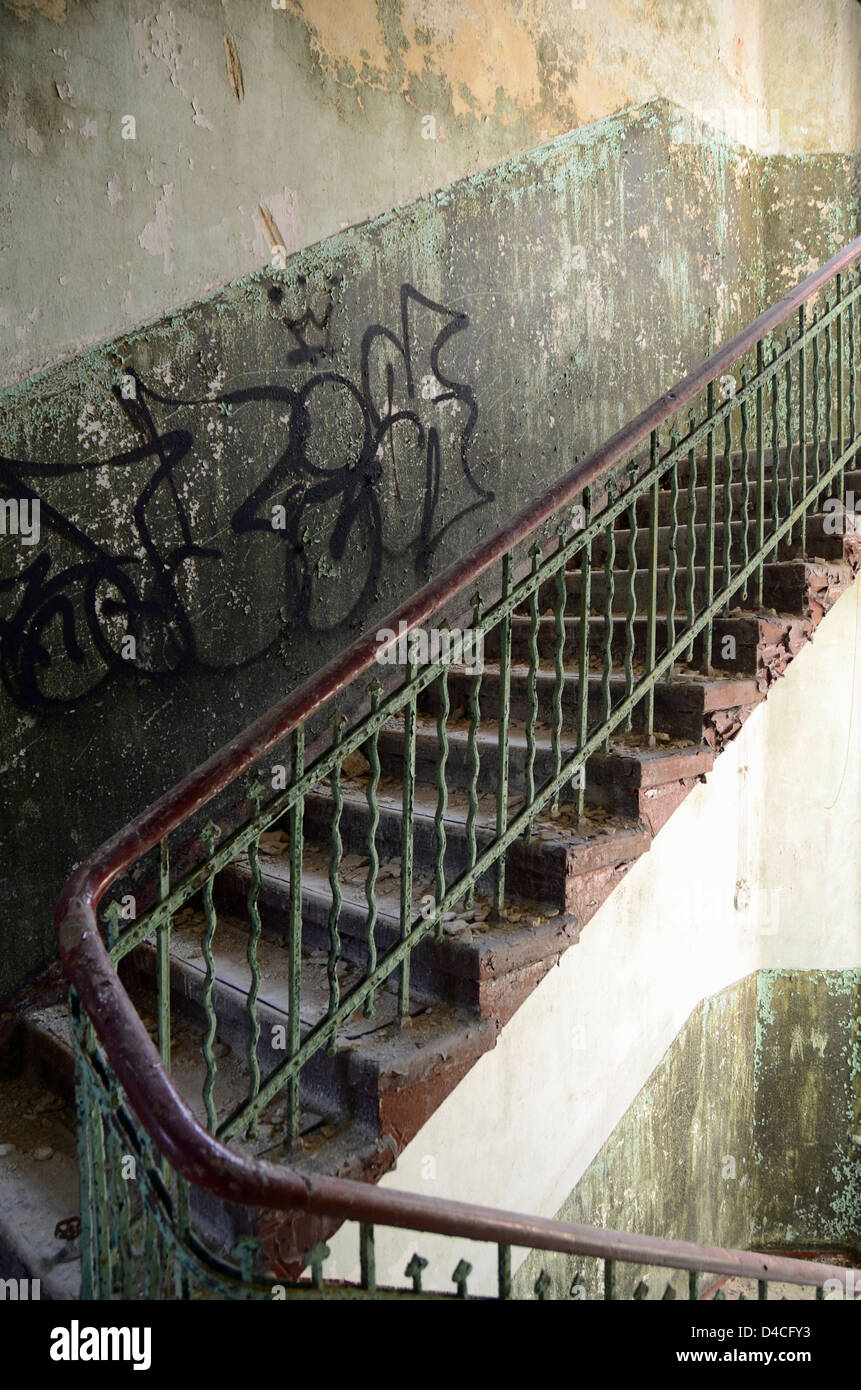 Escalier dans un bâtiment délabré Banque D'Images