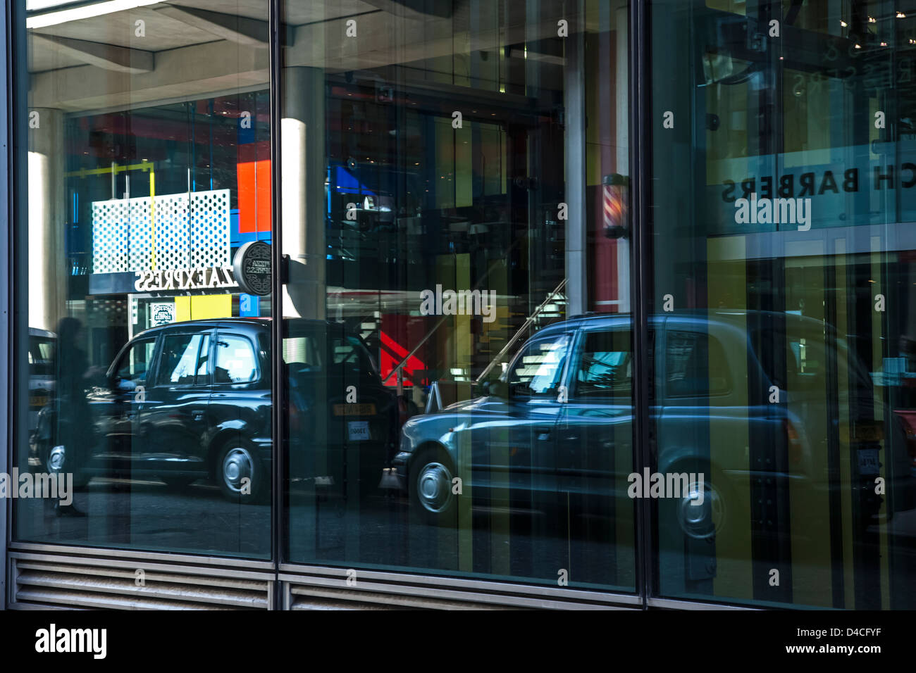 Des taxis stationnés de réflexions et des locaux Banque D'Images
