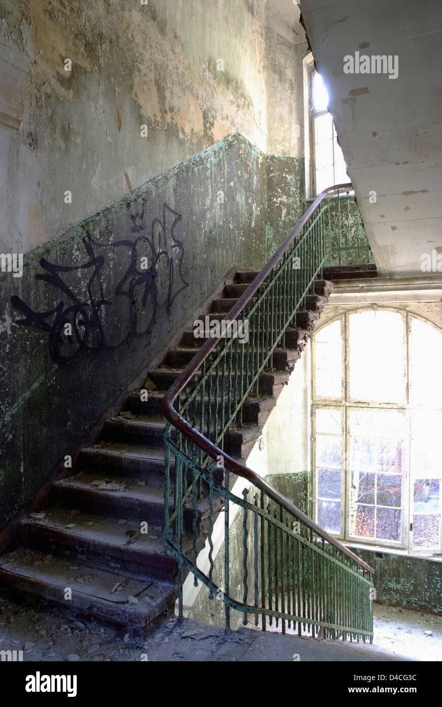 Escalier dans un bâtiment délabré Banque D'Images