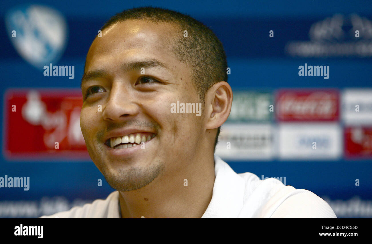 Nouveau venu japonais Bochum Shinji Ono sourit lors de sa présentation à la conférence de presse de son nouveau club de Bundesliga à Bochum, Allemagne, le 30 janvier 2008. Bochum a révélé qu'Ono a signé un contrat jusqu'en 2010 valide à la fois pour la Bundesliga et la deuxième ligue. Ono, qui a été élu joueur de football de l'Asie de l'année 2002, l'habitude de jouer pour les Urawa Red Diamonds. Photo : FREDR Banque D'Images