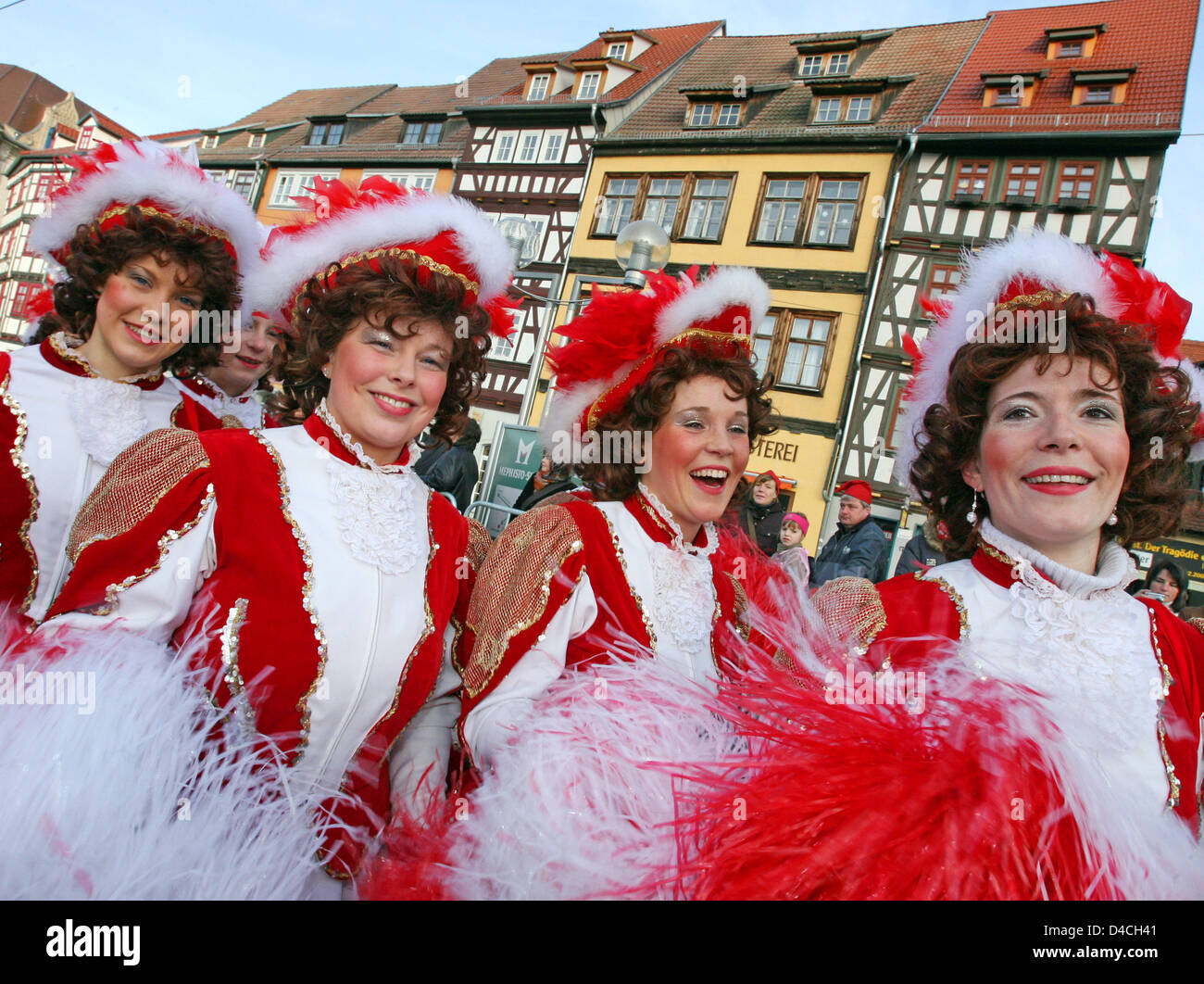Les gens célèbrent pendant le défilé exubérantes dans la vieille ville d'Erfurt, Allemagne, 03 février 2008. 3 000 artistes des 17 associations carnaval local inclus 70 flotteurs colorés, 16 prince-couples et de nombreuses fanfares. Sur le thème le Wir baden immer alles aus'. Nous prenons toujours la faute), il a été le plus grand défilé de carnaval à Erfurt, avec s'attendent à ce que Banque D'Images
