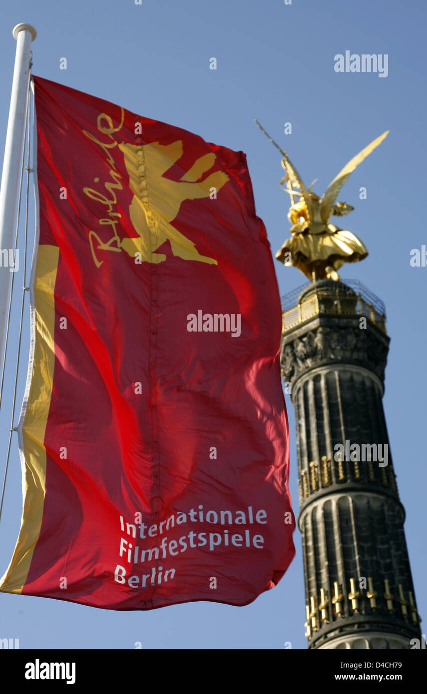 Un drapeau du Festival International du Film de Berlin flags est hissé à l'avant de la colonne de la victoire à Berlin, 04 février 2008. Le 58e Festival International du Film de Berlin se déroulera du 07 au 17 février 2008. Photo : RAINER JENSEN Banque D'Images