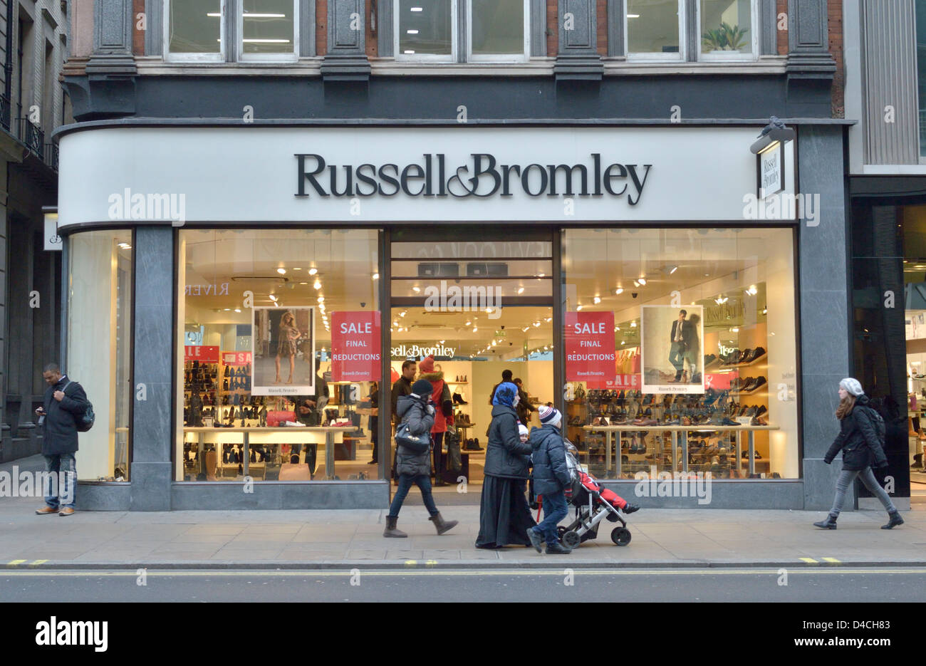Russell et Bromley, magasin de chaussures dans Oxford Street, Londres,  Royaume-Uni Photo Stock - Alamy