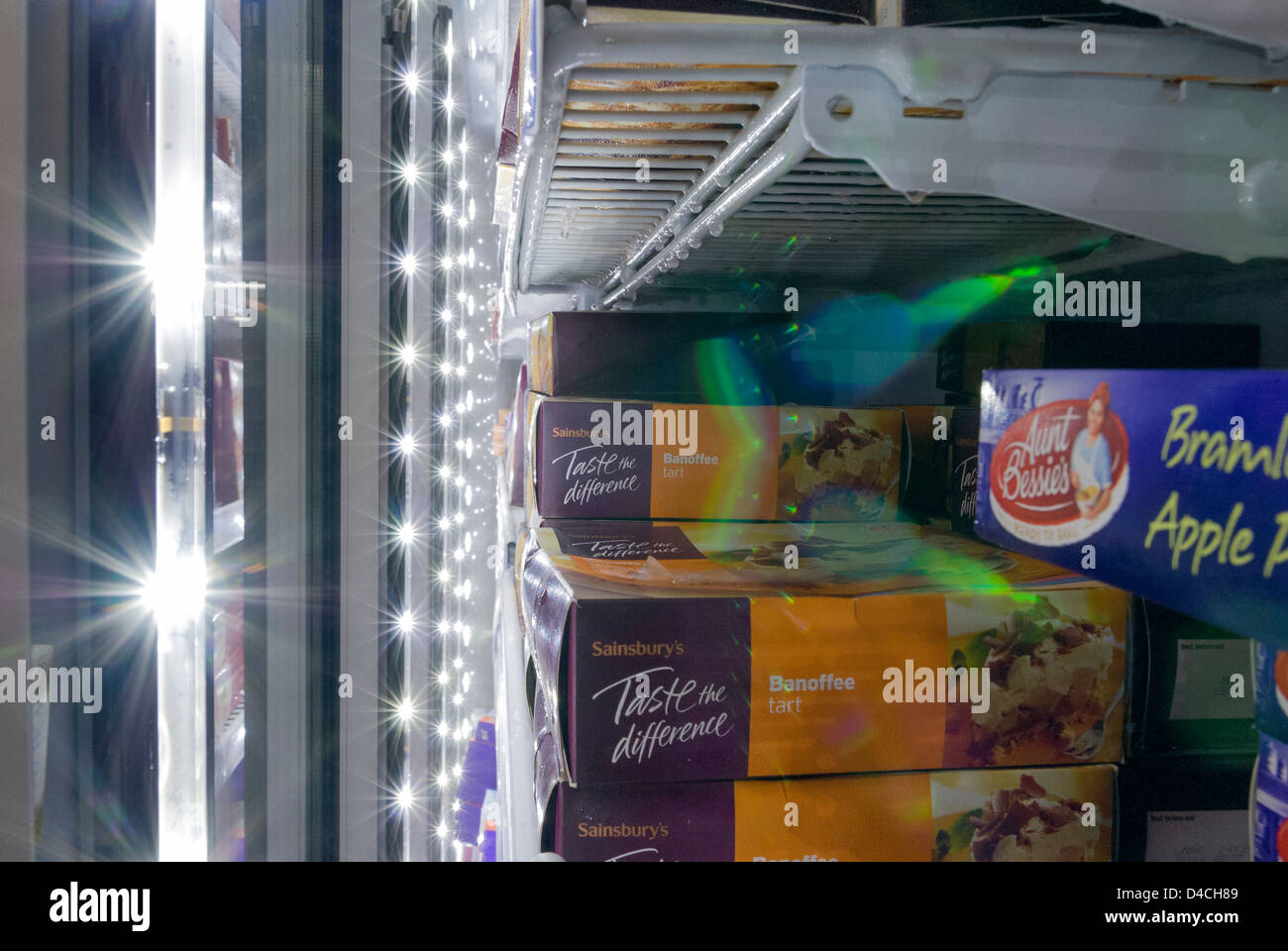 À l'intérieur de supermarchés sainsbury congélateur armoire avec affichage "goûtez la différence" Banque D'Images