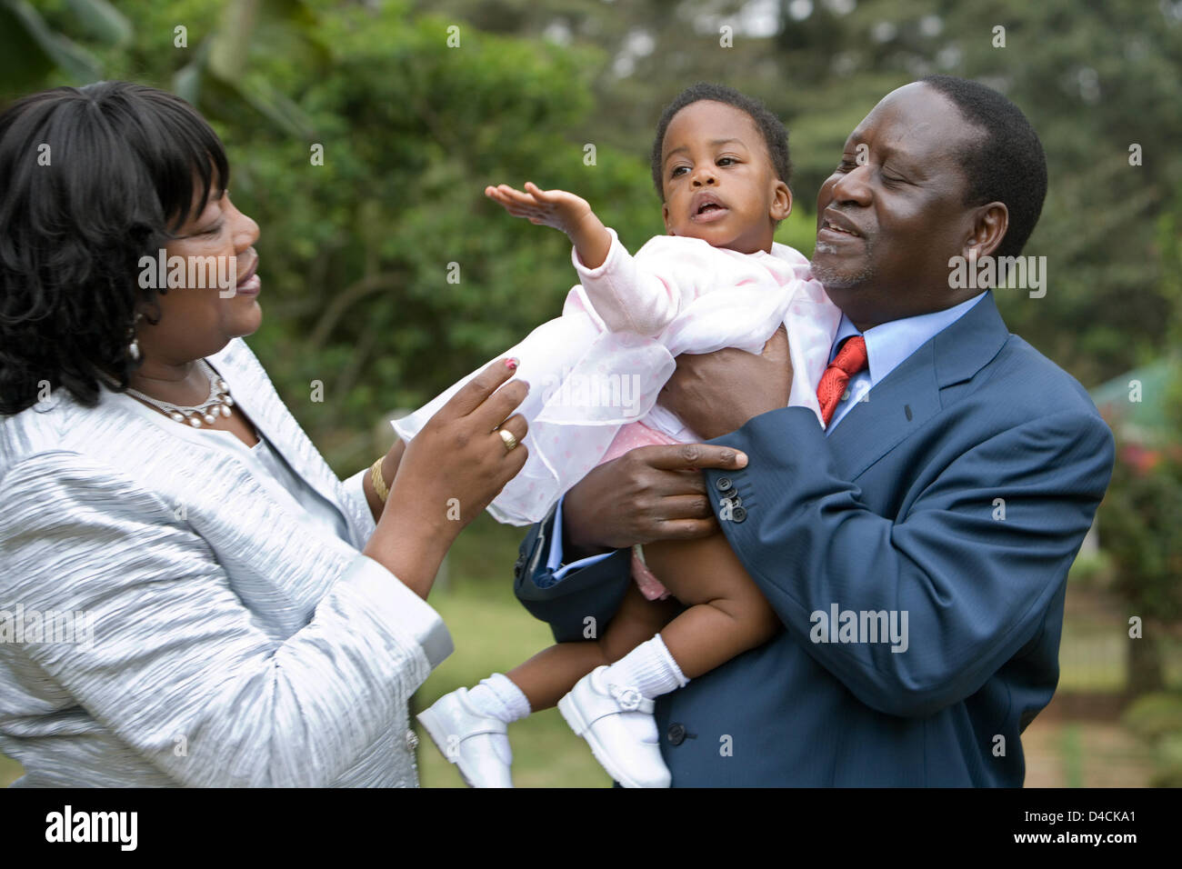 Raila Odinga et son épouse Betty Ida Odinga posent avec leur petite-fille  Sophie à Nairobi, Kenya, octobre 2007. Odinga fait campagne pour courir  pour le président du Kenya en décembre 2007 élections