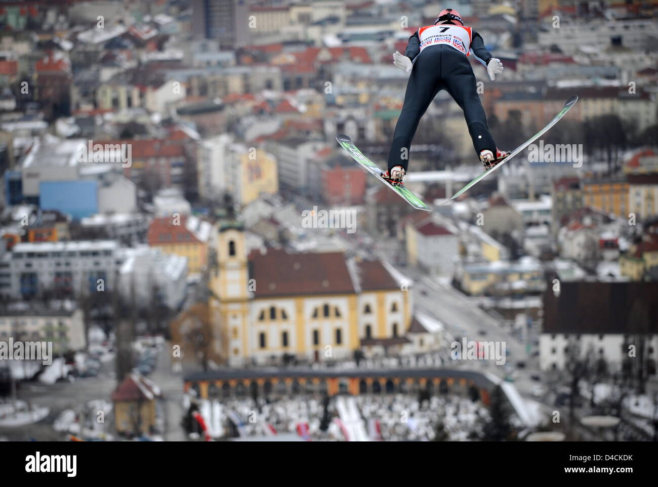 L'Italien Andrea Morassi est vue plein ciel sur fond de Wilten basilique au cours des du 56e tournoi de quatre collines saut à ski hill 'Bergiselschanze' à Innsbruck, Autriche, 03 janvier 2008. L'habitation admissible a été annulé à midi en raison de grands vents. Photo : PETER KNEFFEL Banque D'Images