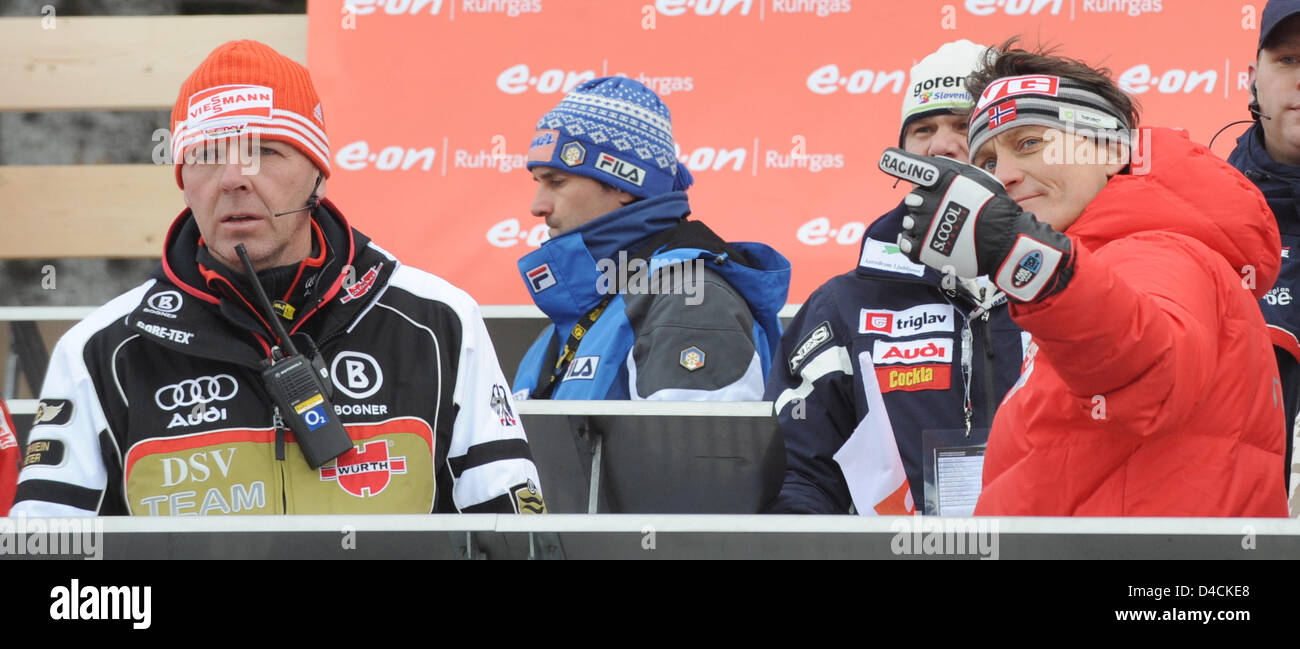L'entraîneur de saut à ski allemand, Peter Rohwein (L), et l'entraîneur norvégien, Mika Kojonkoski (R), sont présentés au cours d'une session pratique de la 56e tournoi quatre collines saut à ski hill 'Bergiselschanze' à Innsbruck, Autriche, 03 janvier 2008. L'habitation admissible a été annulé à midi en raison de grands vents. Photo : PETER KNEFFEL Banque D'Images