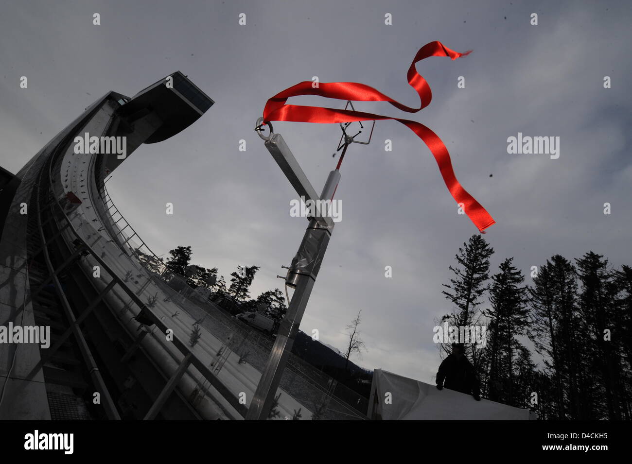Un bracelet rouge à côté de saut à ski hill 'Bergiselschanze » indique des vents forts pendant la 56e tournoi quatre collines à Innsbruck, Autriche, 04 janvier 2008. Concours d'aujourd'hui ont été provisoirement reporté à midi. Photo : PETER KNEFFEL Banque D'Images