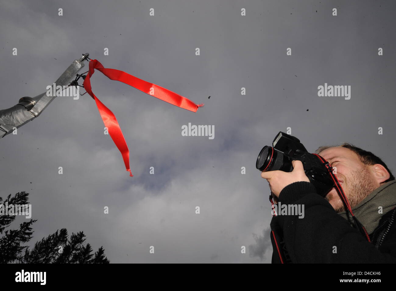Photos d'un photographe un bracelet rouge indiquant de forts vents au cours de la 56e tournoi quatre collines saut à ski hill 'Bergiselschanze' à Innsbruck, Autriche, 04 janvier 2008. Concours d'aujourd'hui ont été provisoirement reporté à midi. Photo : PETER KNEFFEL Banque D'Images