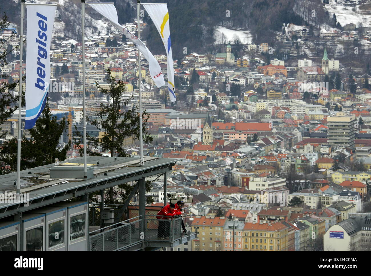 Saut à ski attendre sous les drapeaux de soufflage pour le 56e tournoi de quatre collines saut à ski hill 'Bergiselschanze' pour commencer à Innsbruck, Autriche, 04 janvier 2008. Concours d'aujourd'hui ont été provisoirement reporté à midi. Photo : PETER KNEFFEL Banque D'Images