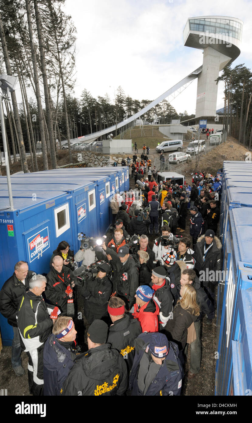 Walter Hofer (L bas, veste bleu foncé), la race-directeur de Fédération Internationale de Ski 'IF', s'entretient avec les entraîneurs étrangers après l'annulation de la 56e tournoi quatre collines saut à ski hill 'Bergiselschanze' à Innsbruck, Autriche, 04 janvier 2008. C'est la première fois que la course a dû être annulée en raison de forts vents. Photo : PETER KNEFFEL Banque D'Images