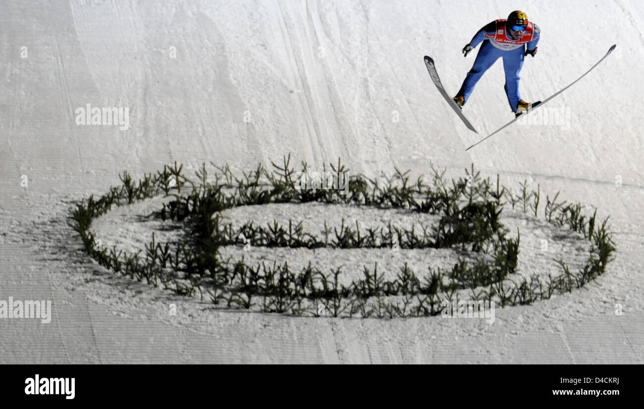 Sauteur à ski Finlandais Janne Ahonen est airborne durant la 56e tournoi quatre collines saut à ski hill 'Paul-Ausserleitner' dans Bischofshofen, Autriche, 05 janvier 2008. Ahonen a remporté l'événement d'aujourd'hui le saut à ski en avant de Morgenstern et Ammann. Photo : Peter Kneffel Banque D'Images