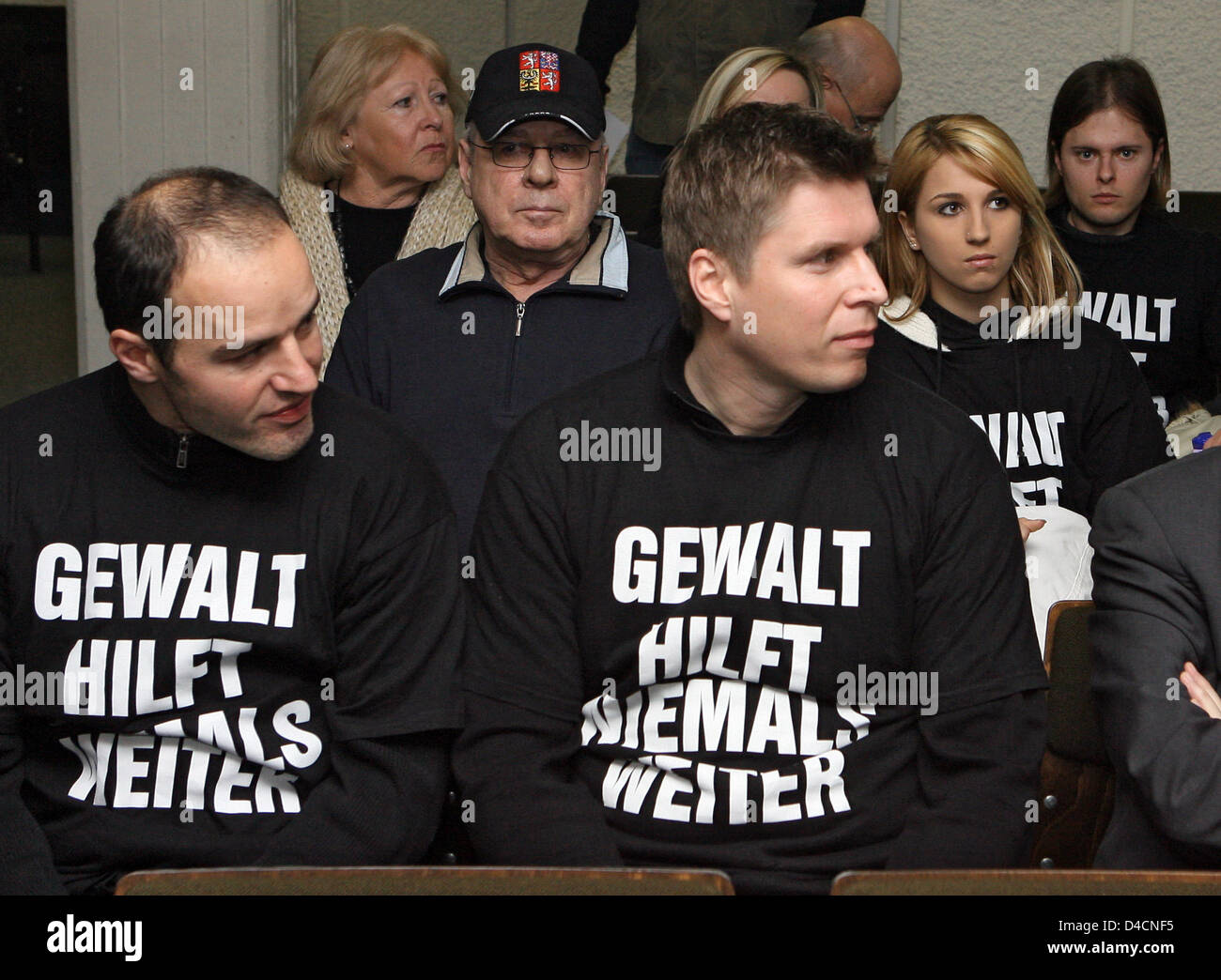 Les amis de Yvan S. s'asseoir dans la salle d'audience avant le début du procès sur le meurtre d'un étudiant de 19 ans Yvan S. à la Cour Régionale de Stuttgart, Allemagne, 11 février 2008. Trois hommes et une femme sont accusés d'avoir tué le jeune, lui démembré et éliminés de son concret-cast reste dans le Neckar en août 2007. Photo : Norbert Foersterling Banque D'Images