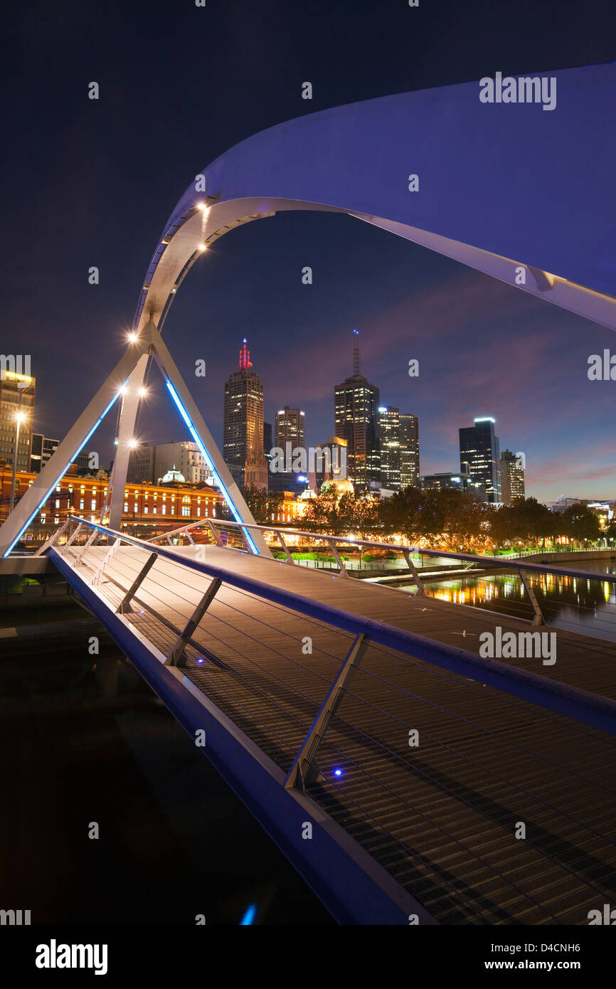 Southgate Bridge allumé au crépuscule avec ville en arrière-plan. Melbourne, Victoria, Australie Banque D'Images