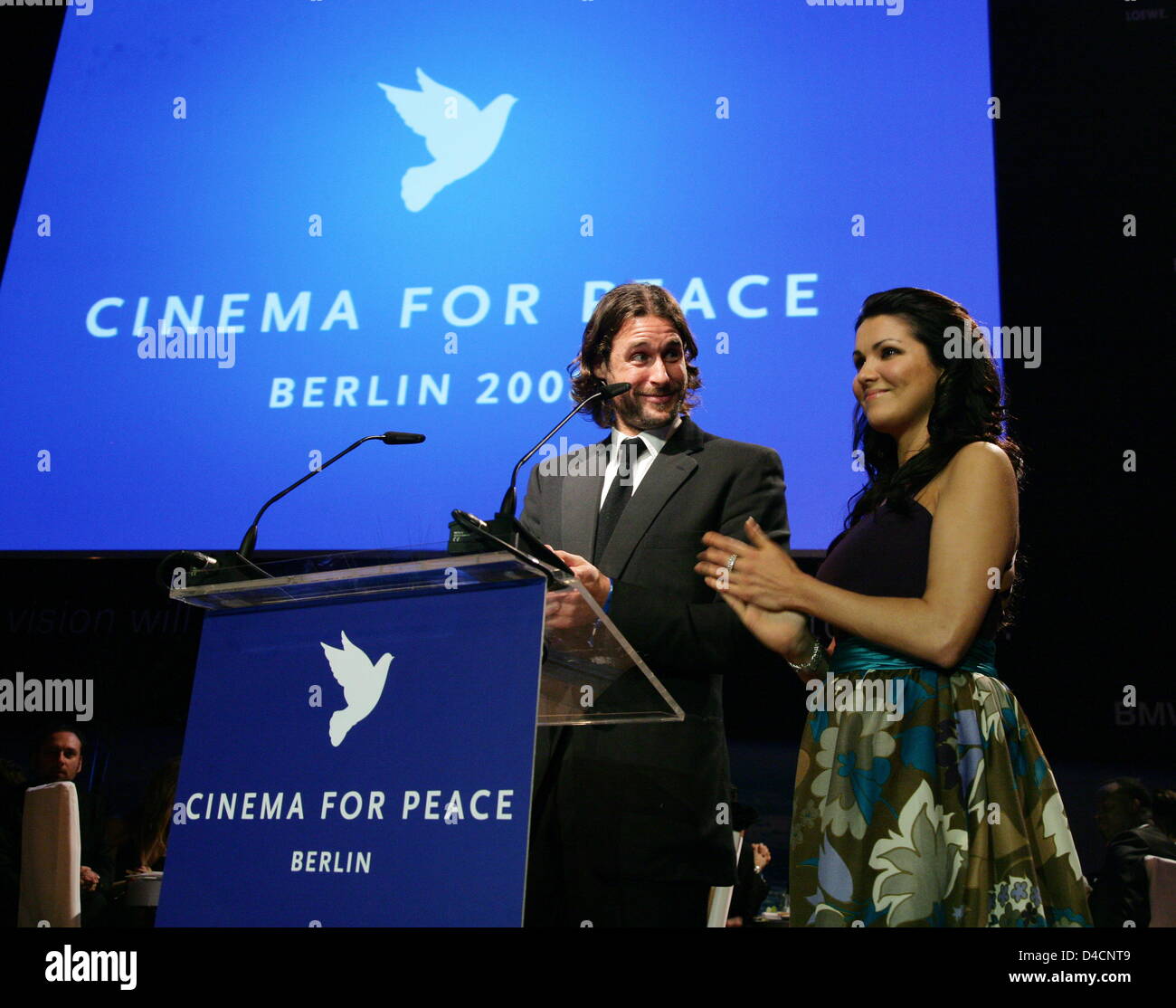 Davide écologiste de Rothschild (L) et le russe Anna Netrebko soprano star (R) à la charity gala 'cinéma pour la Paix' à Berlin, Allemagne, 11 février 2008. L'événement annuel de bienfaisance a lieu dans le cadre de la 58e Berlinale. Photo : Jens Kalaene Banque D'Images